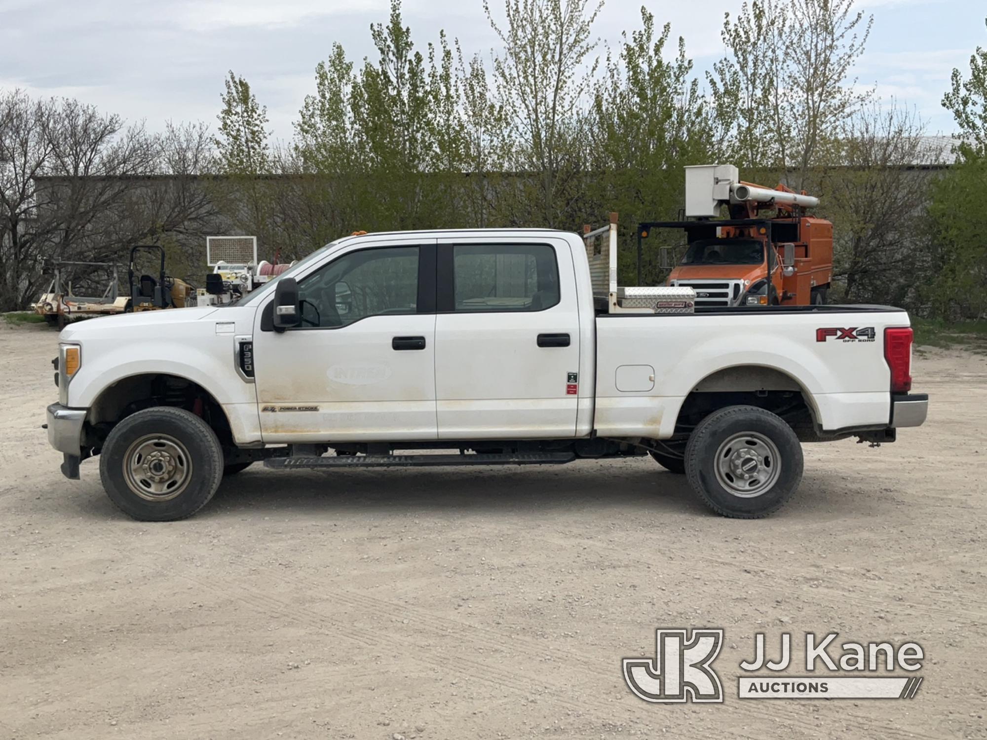 (Des Moines, IA) 2017 Ford F350 4x4 Crew-Cab Pickup Truck Runs & Moves)  (Check Engine Light