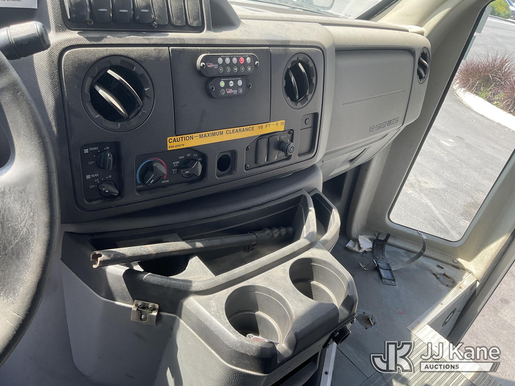 (Jurupa Valley, CA) 2009 Ford Econoline E450 Passenger Bus Runs & Moves) (Air Bag Light On