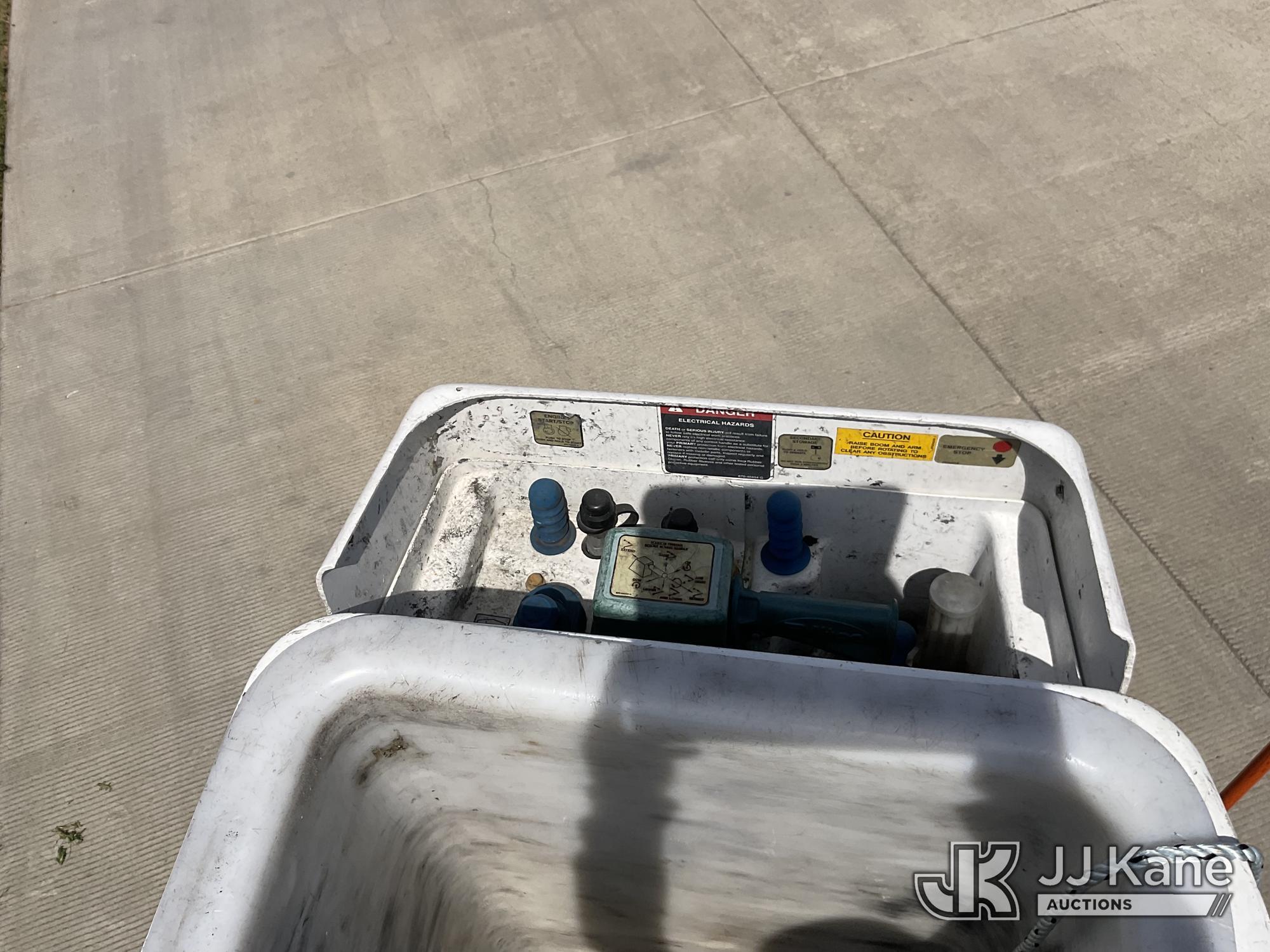 (Dixon, CA) Altec AT37G, Articulating & Telescopic Bucket mounted behind cab on 2013 Ford F550 4x4 S