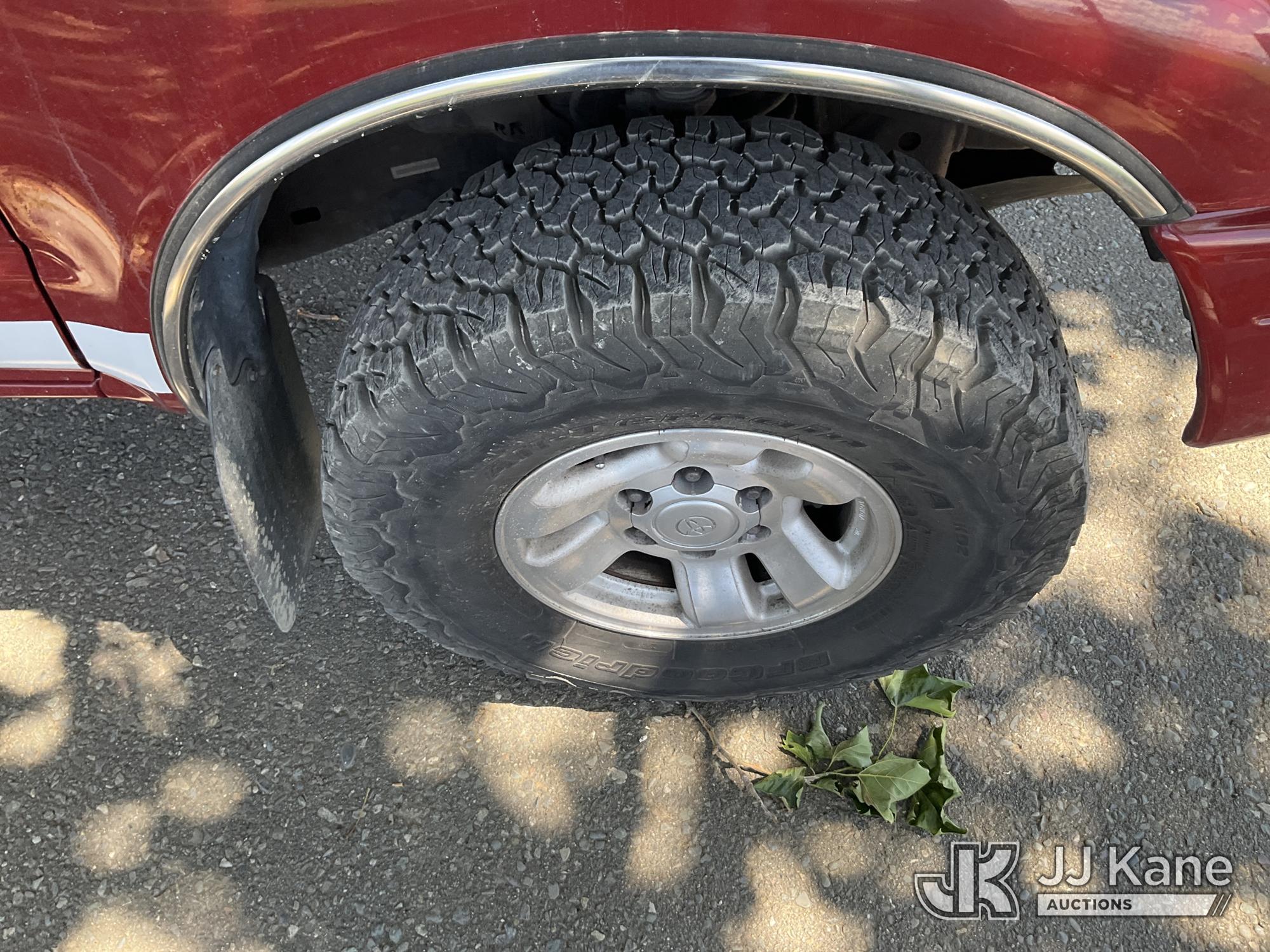 (Dixon, CA) 2000 Toyota Tacoma 4x4 Pickup Truck Runs & Moves