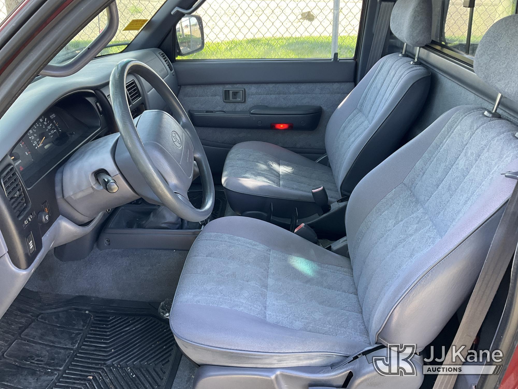 (Dixon, CA) 2000 Toyota Tacoma 4x4 Pickup Truck Runs & Moves
