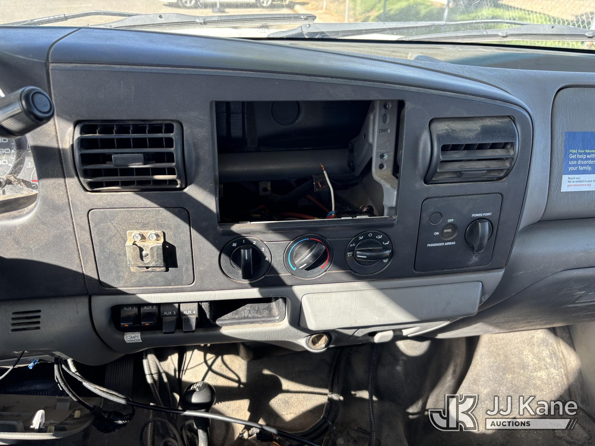 (Dixon, CA) 2005 Ford F-350 SD 4x4 Service Truck Runs & Moves