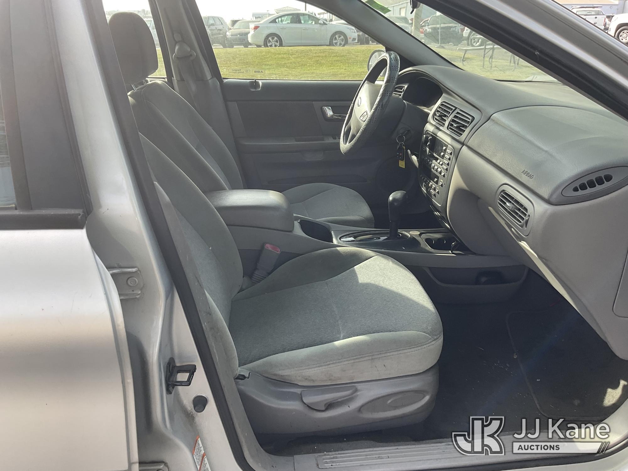 (Dixon, CA) 2000 Ford Taurus SE 4-Door Sedan Runs & Moves