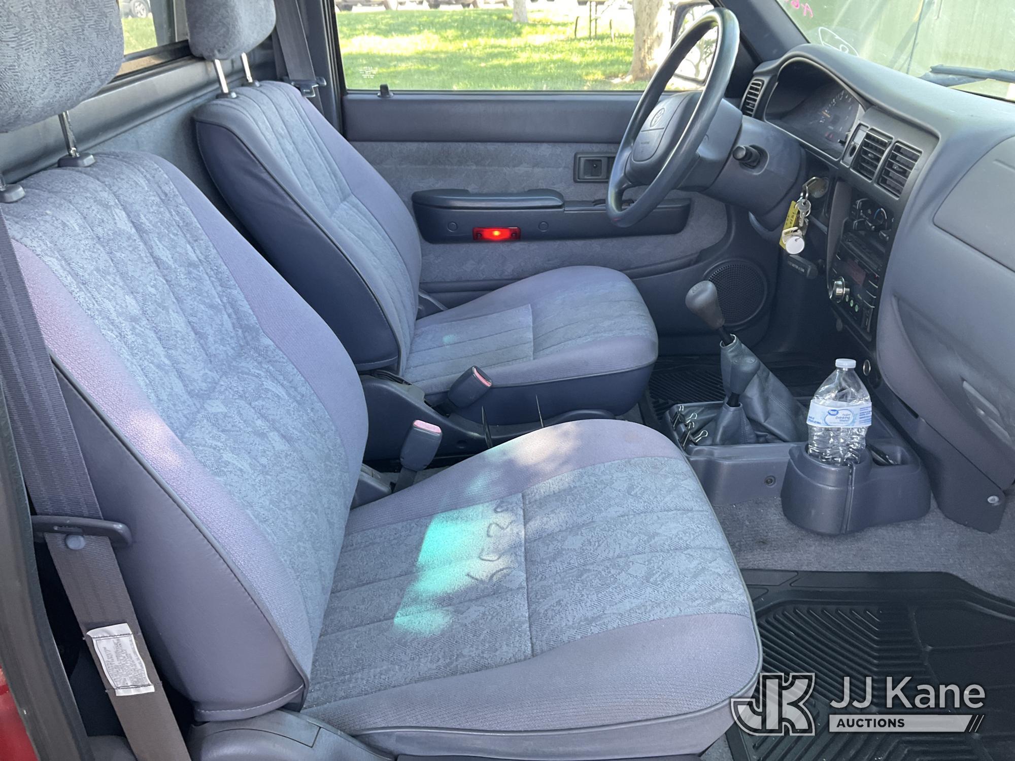 (Dixon, CA) 2000 Toyota Tacoma 4x4 Pickup Truck Runs & Moves