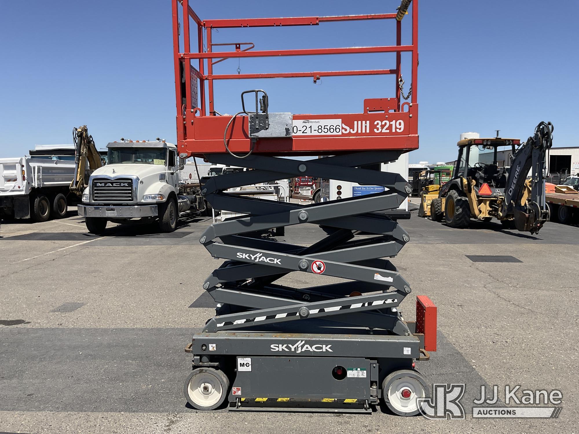 (Dixon, CA) 2018 SkyJack SJIII-3219 Self-Propelled Scissor Lift Runs, Moves, & Operates