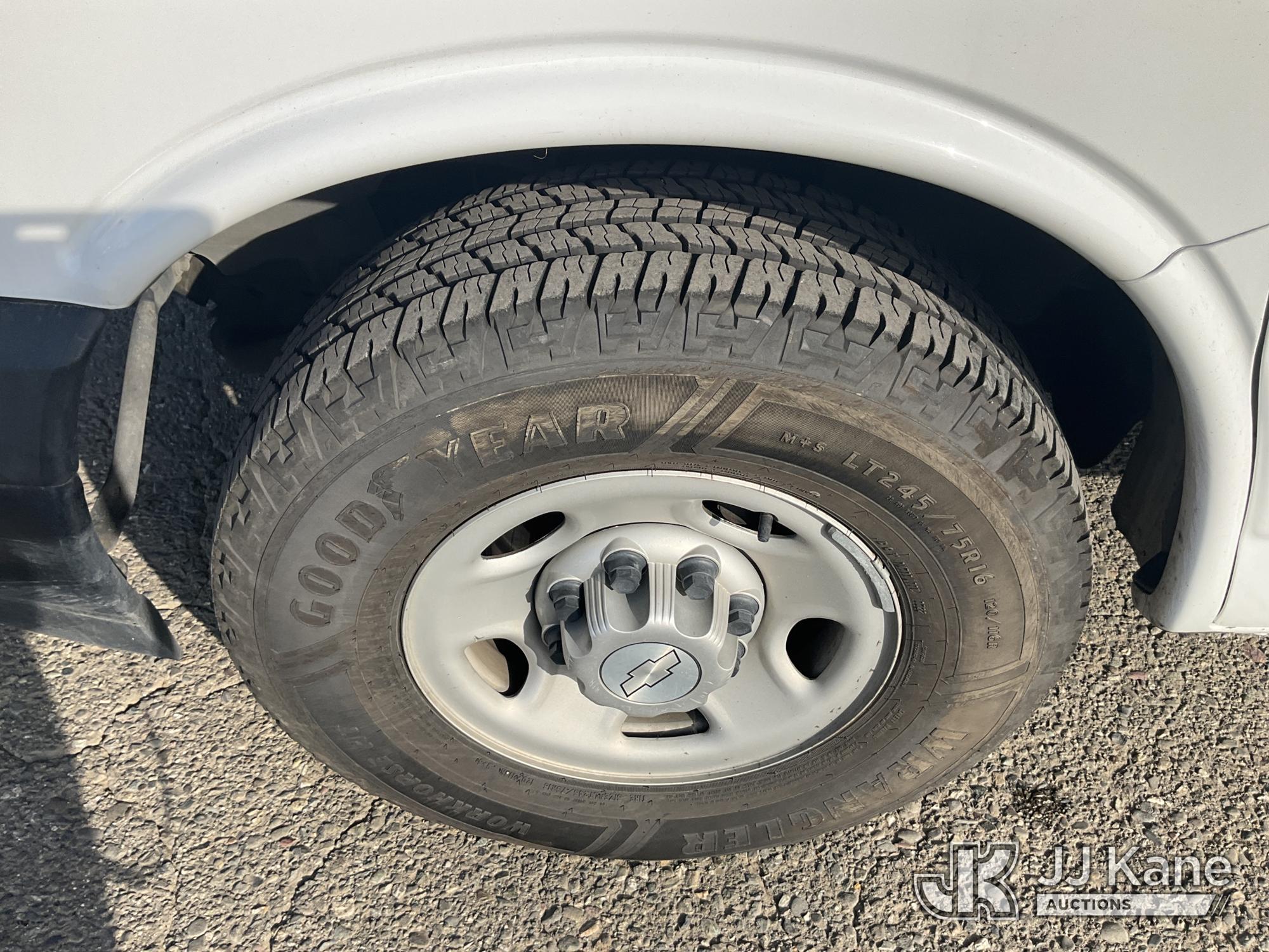 (Dixon, CA) 2017 Chevrolet Express Extended Cargo Van Runs & Moves) (Airbag Light On, ABS Light On,