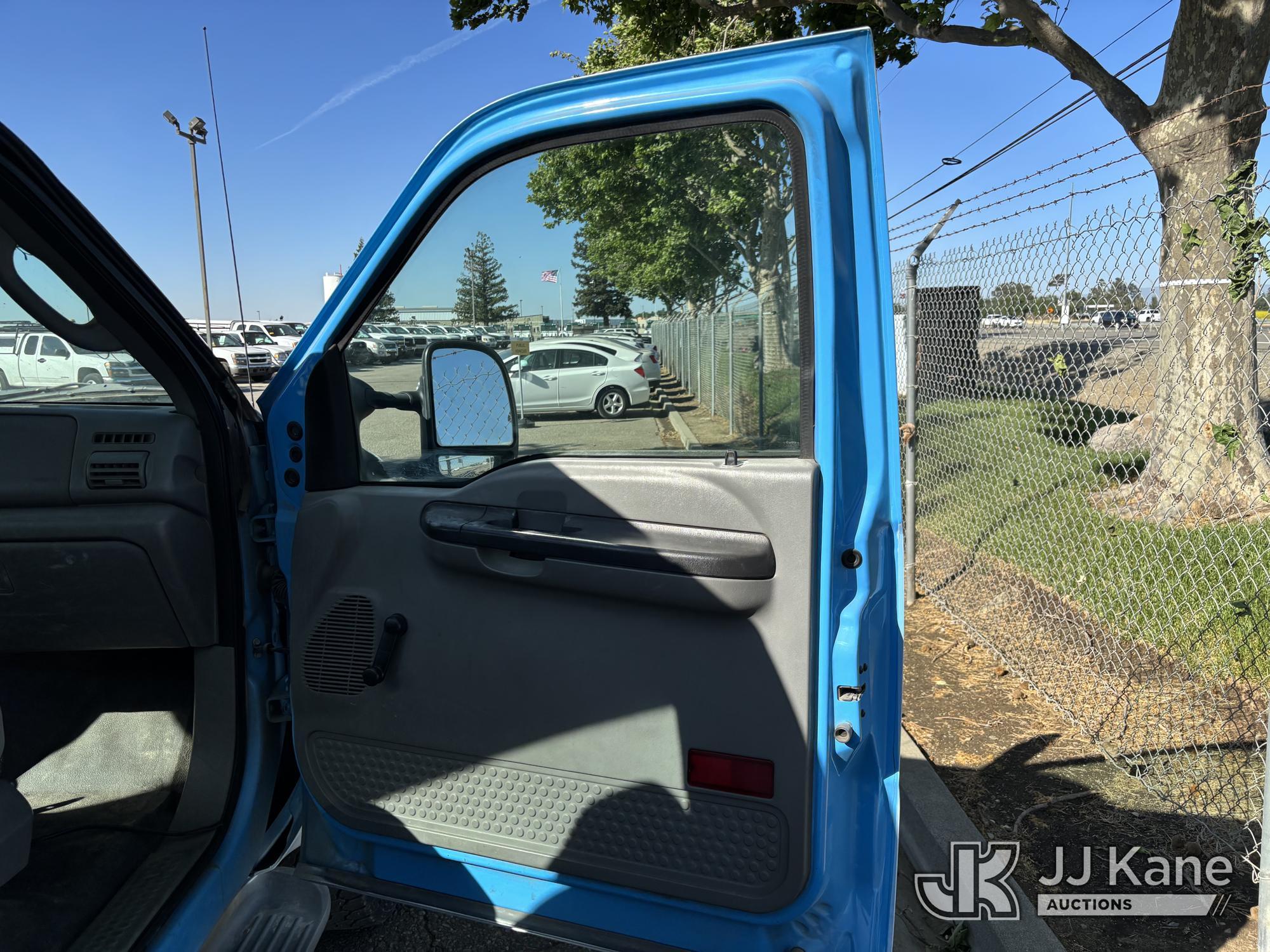 (Dixon, CA) 2005 Ford F-350 SD 4x4 Service Truck Runs & Moves