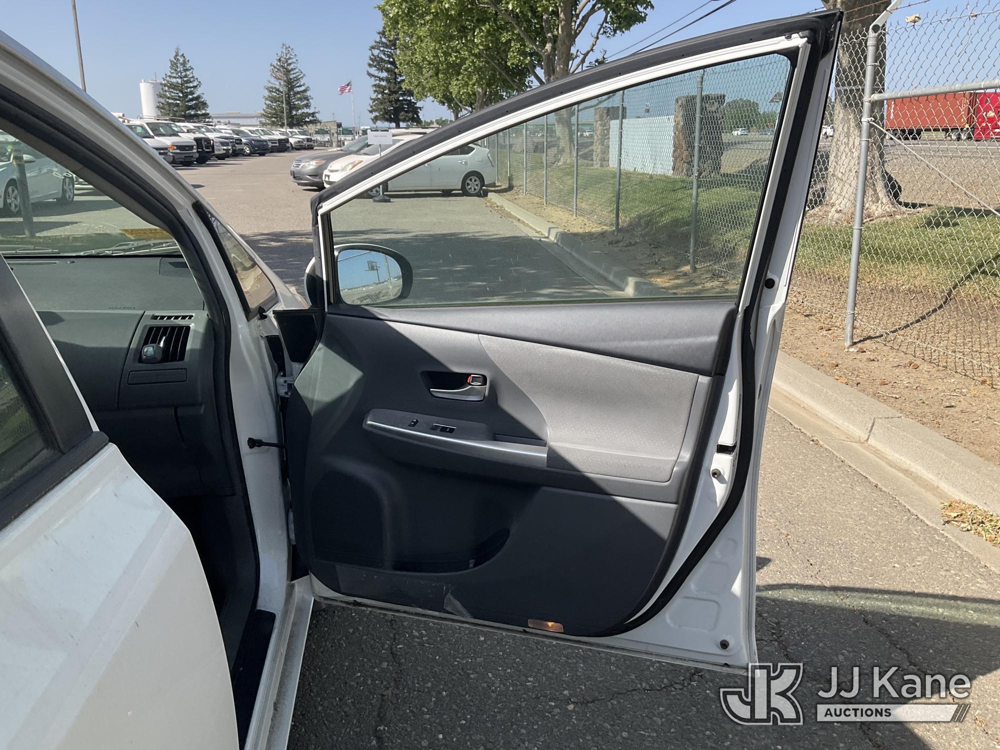 (Dixon, CA) 2012 Toyota Prius Hybrid 4-Door Hatch Back Runs & Moves) (Code C010D, Slight Paint Damag
