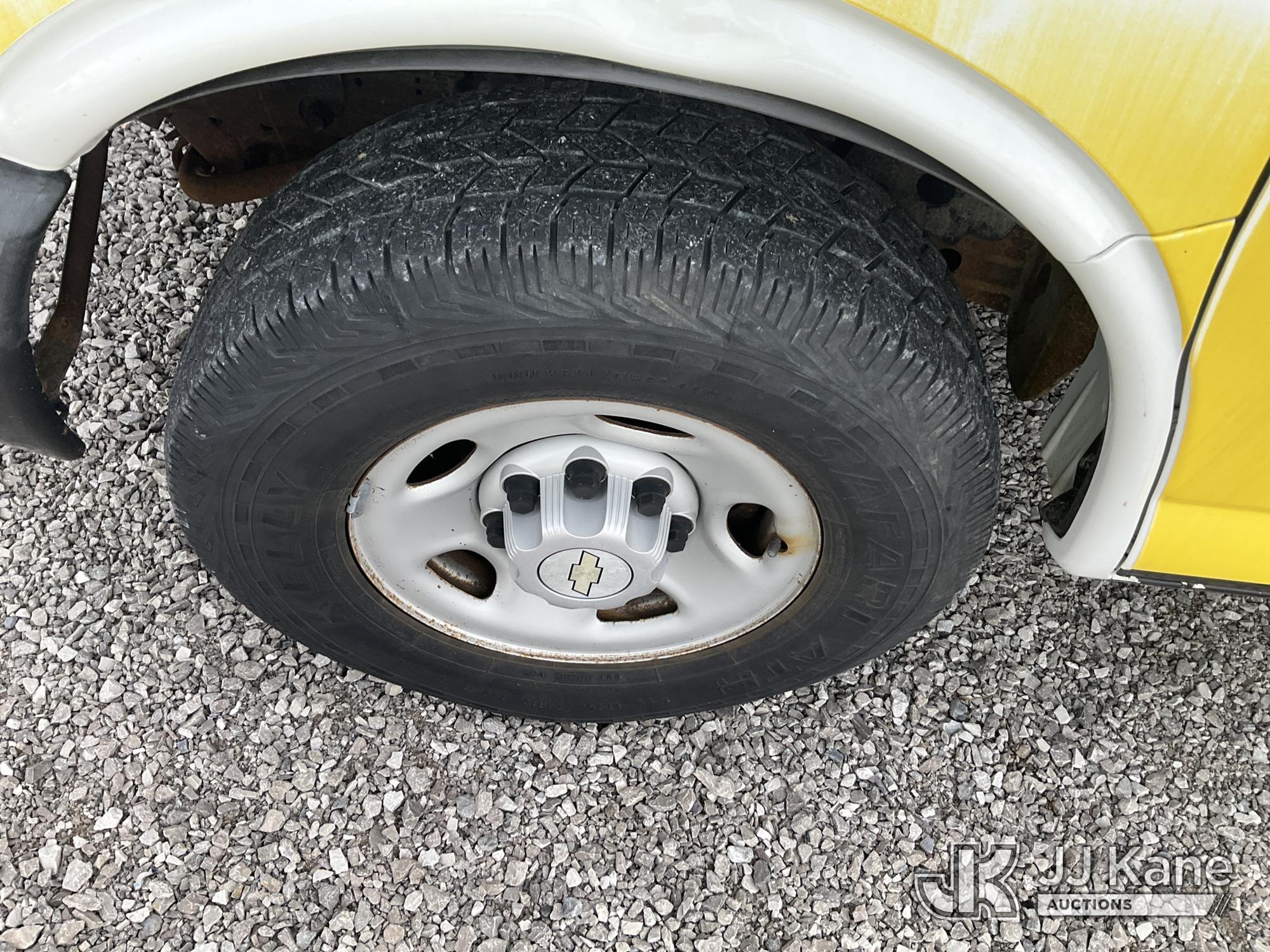 (Verona, KY) 2007 Chevrolet Express 2500 Cargo Van Not Running, Condition Unknown) (Side Doors Damag