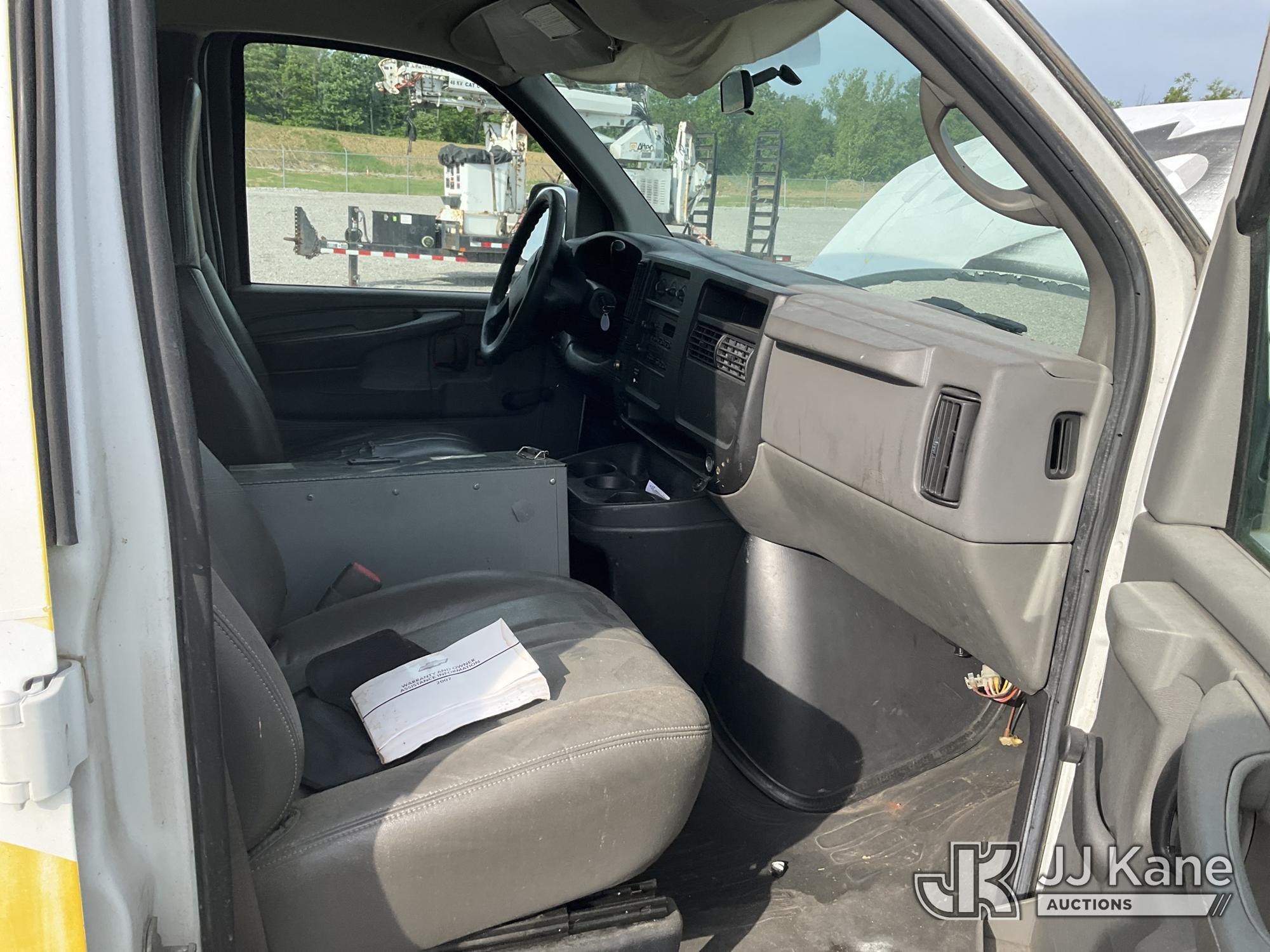 (Verona, KY) 2007 Chevrolet Express 2500 Cargo Van Not Running, Condition Unknown) (Side Doors Damag