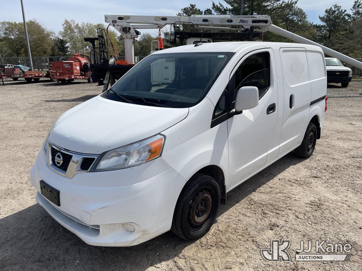 (Defuniak Springs, FL) 2015 Nissan NV200 Mini Cargo Van, (Utility Owned) Runs & Moves) (Paint Damage