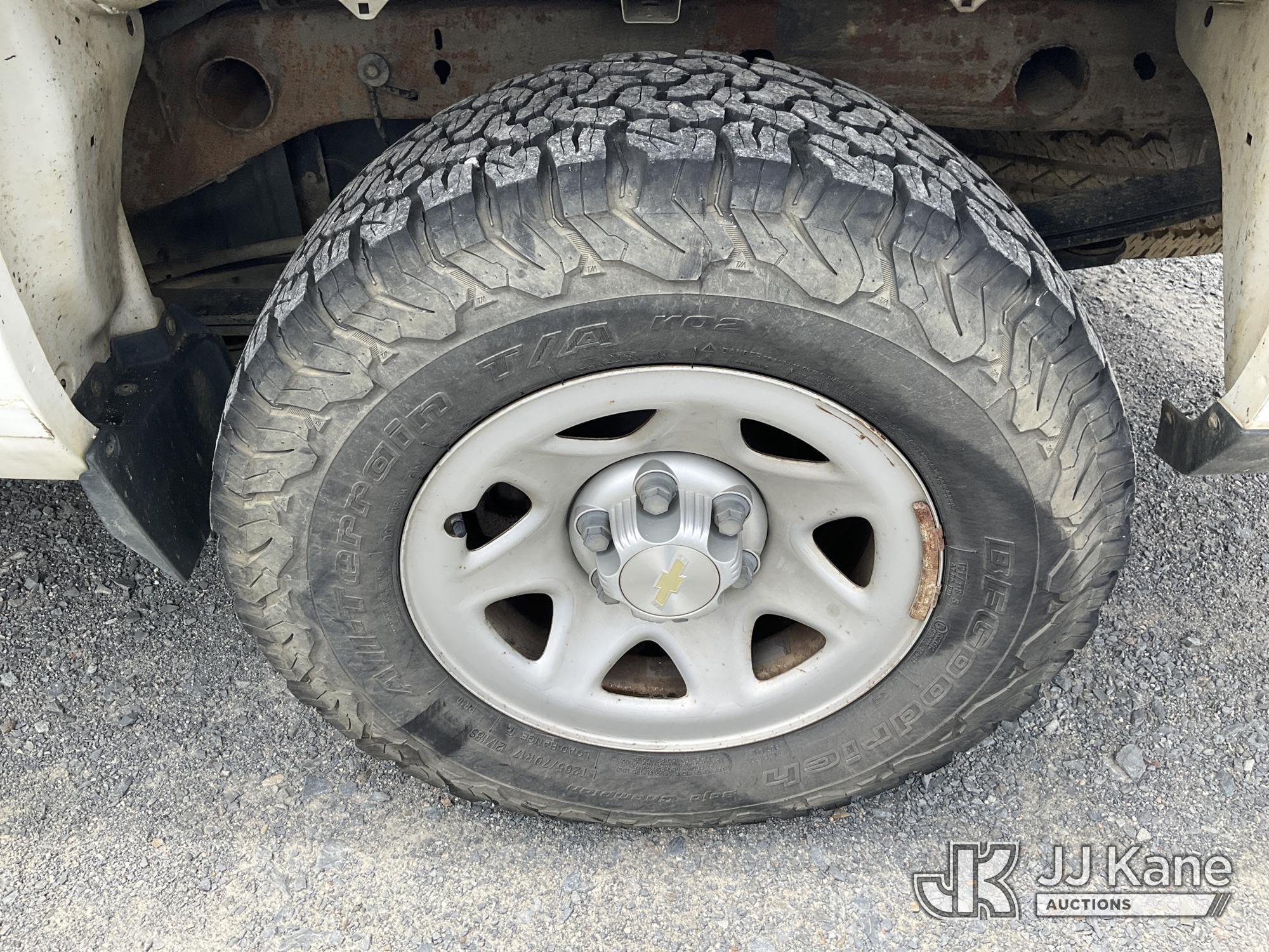 (China Grove, NC) 2017 Chevrolet Silverado 1500 4X4 Crew-Cab Pickup Truck Runs & Moves) (Check Engin
