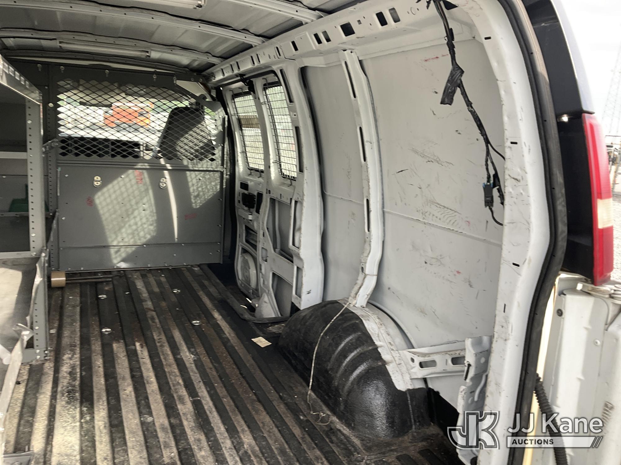 (Verona, KY) 2007 Chevrolet Express 2500 Cargo Van Not Running, Condition Unknown) (Side Doors Damag