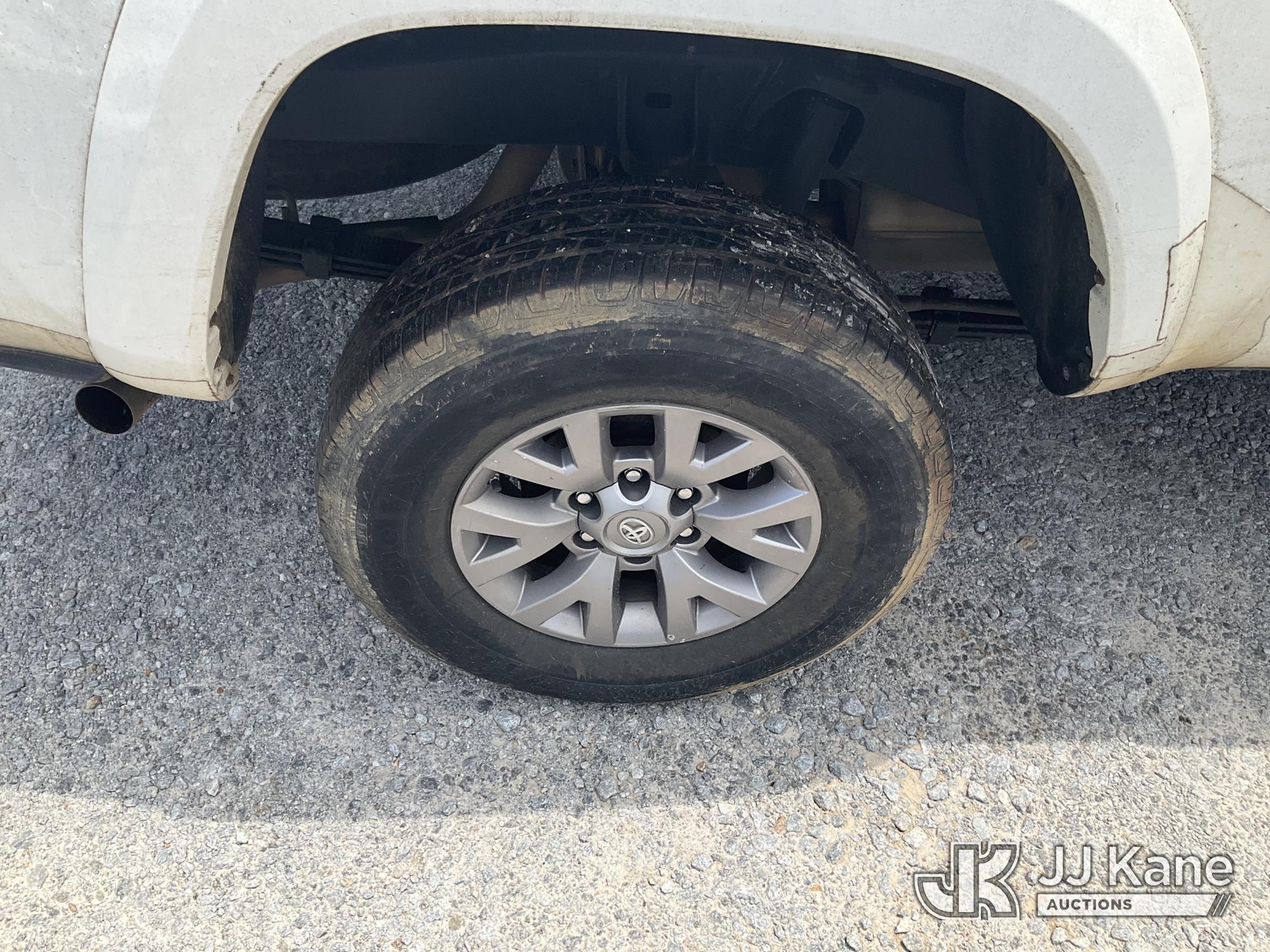 (Villa Rica, GA) 2018 Toyota Tacoma 4x4 Extended-Cab Pickup Truck Runs) (Intermittently Moves, Wreck