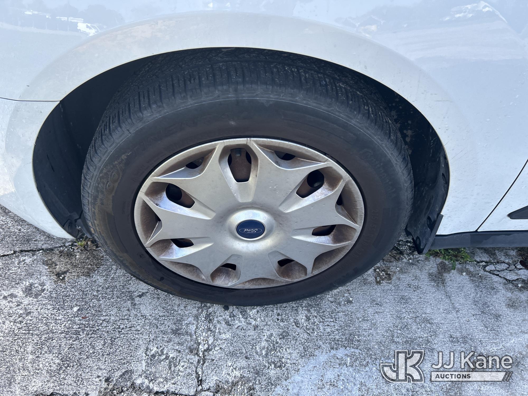 (Riviera Beach, FL) 2017 Ford Transit Connect Mini Cargo Van Runs & Moves) (Paint Damage) (FL Reside