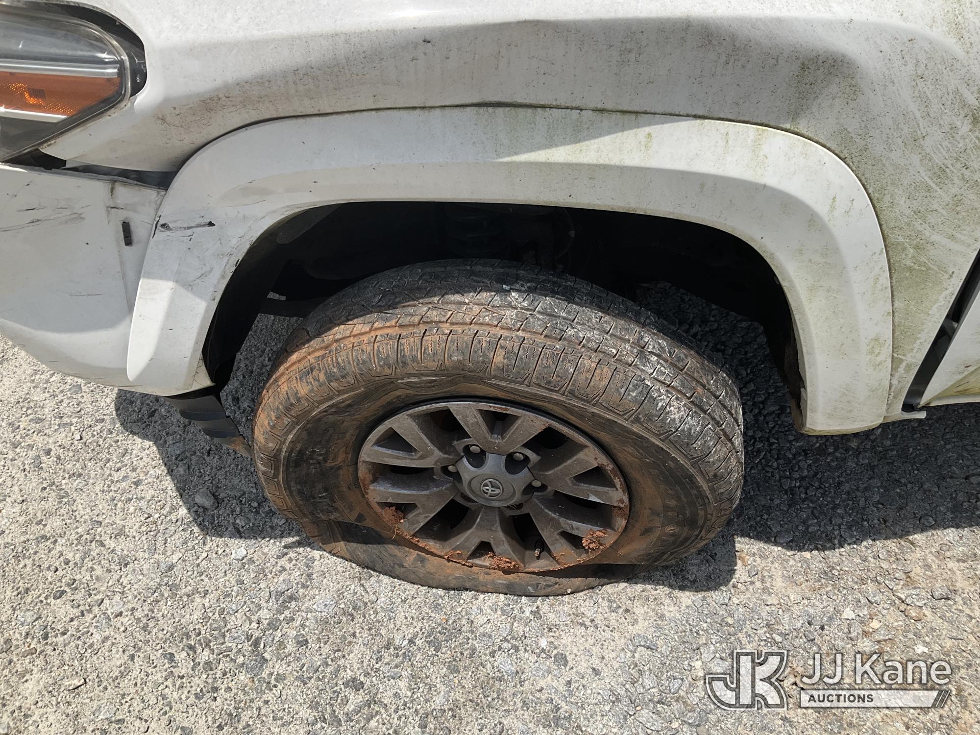 (Villa Rica, GA) 2018 Toyota Tacoma 4x4 Extended-Cab Pickup Truck Runs) (Intermittently Moves, Wreck