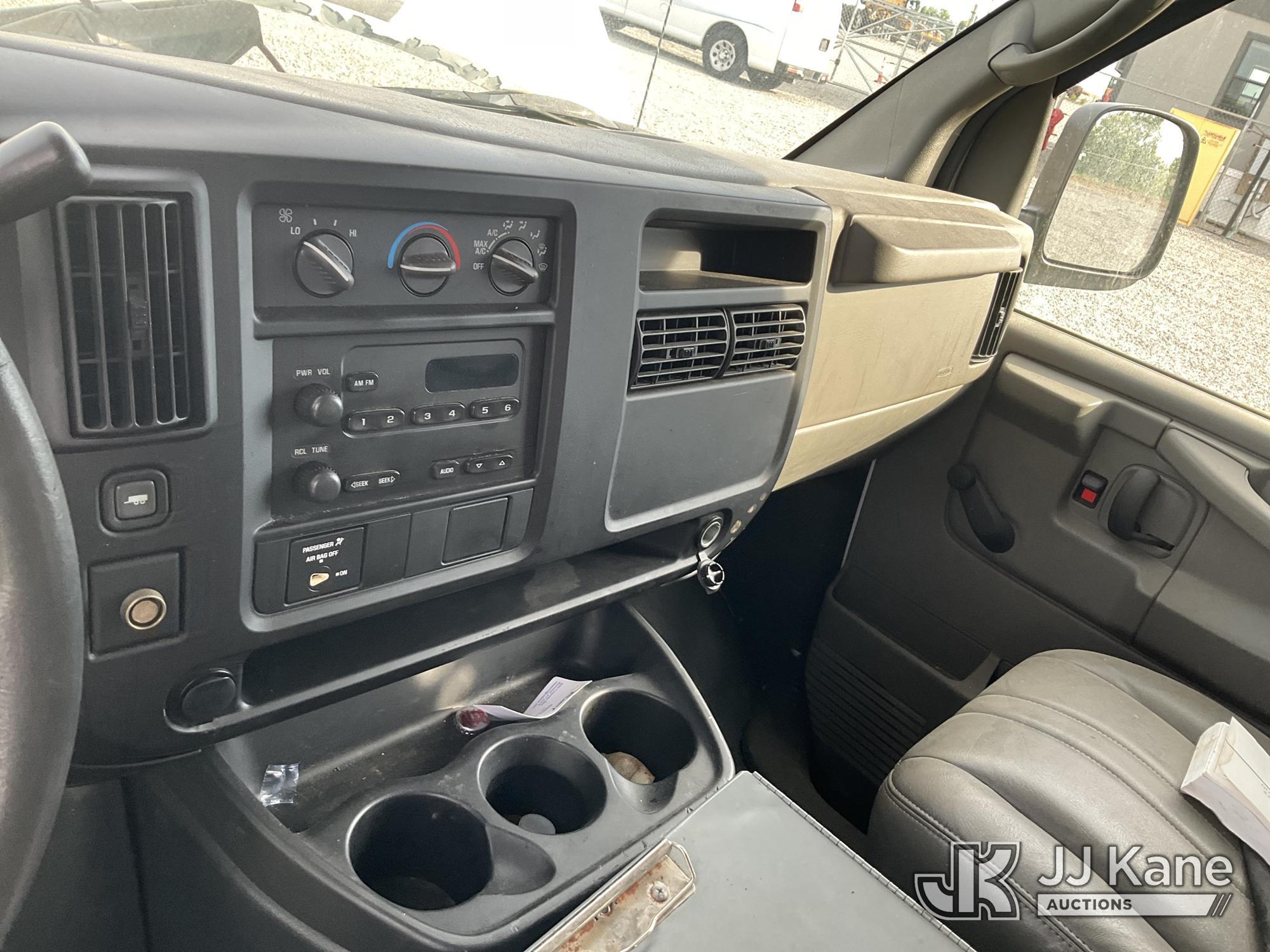 (Verona, KY) 2007 Chevrolet Express 2500 Cargo Van Not Running, Condition Unknown) (Side Doors Damag