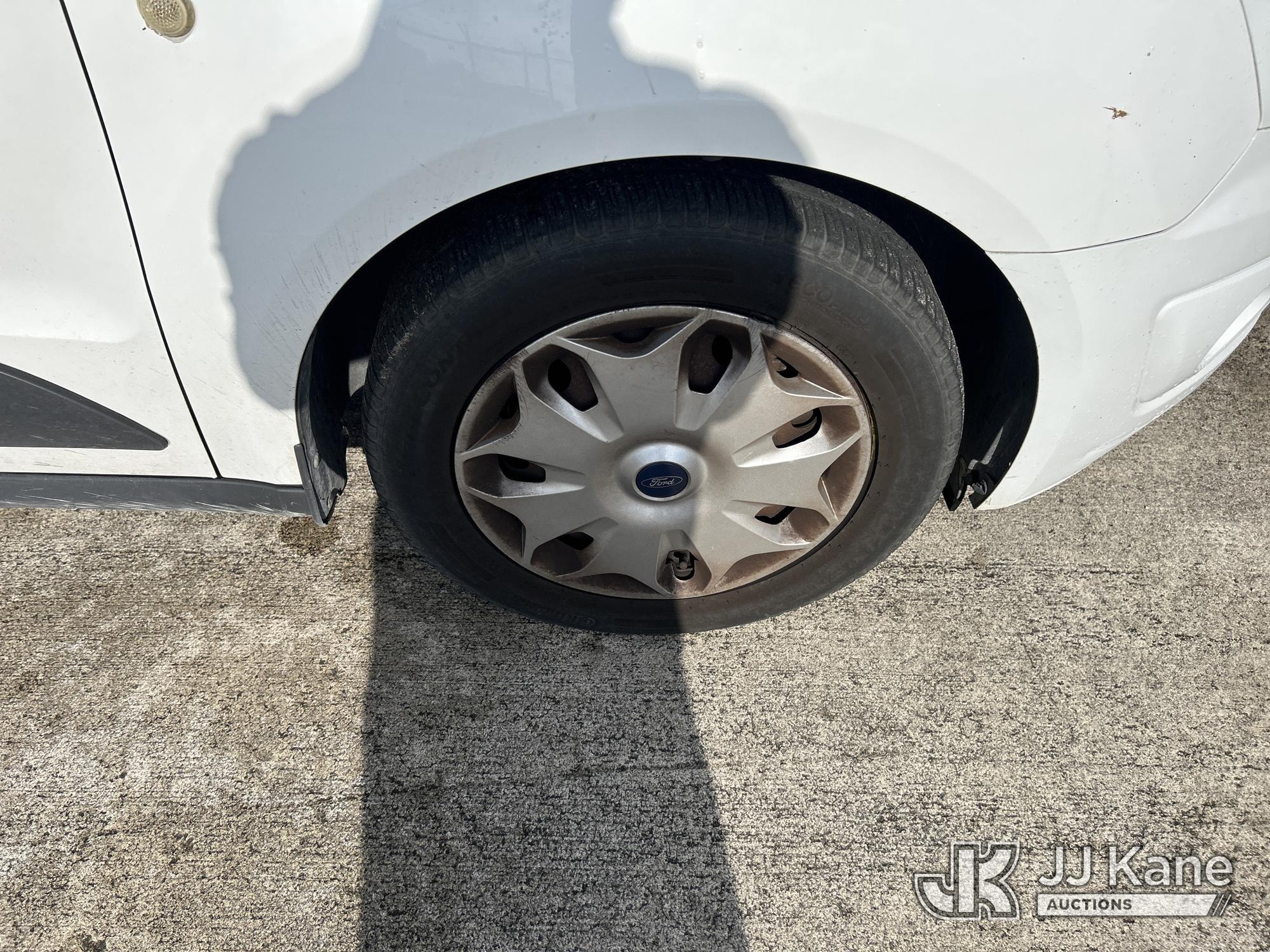 (Riviera Beach, FL) 2017 Ford Transit Connect Mini Cargo Van Runs & Moves) (Paint Damage) (FL Reside