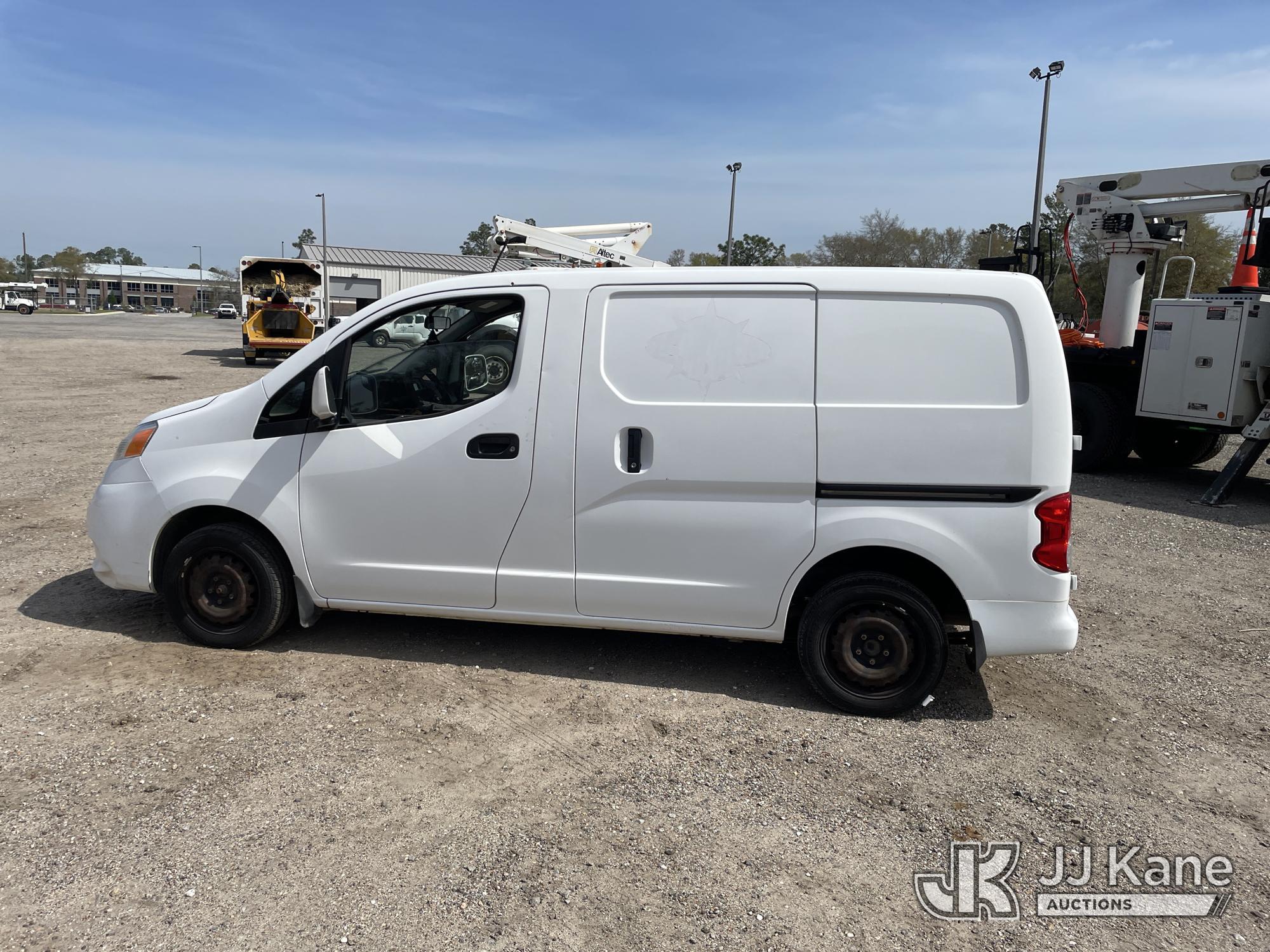 (Defuniak Springs, FL) 2015 Nissan NV200 Mini Cargo Van, (Utility Owned) Runs & Moves) (Paint Damage