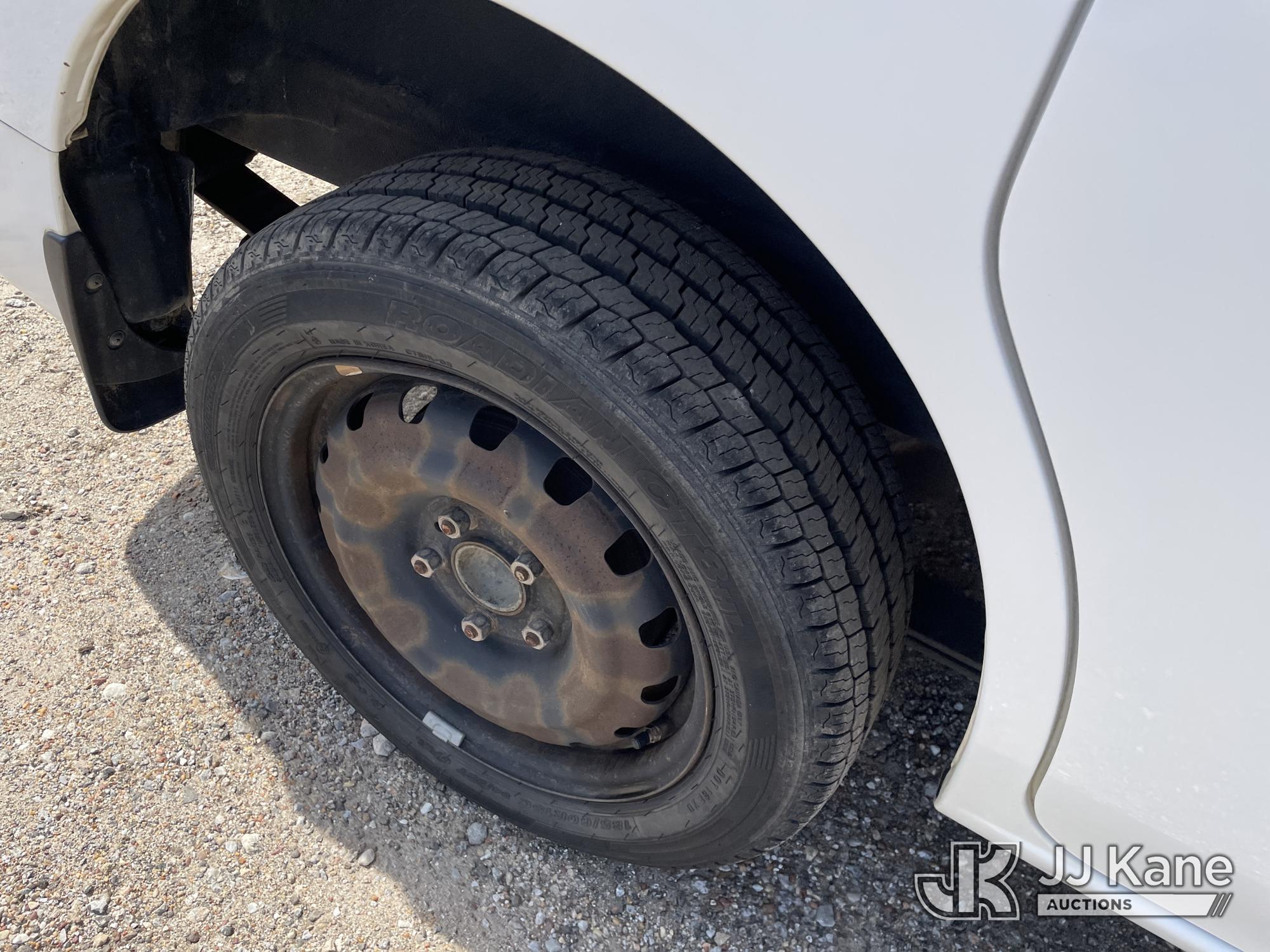 (Defuniak Springs, FL) 2015 Nissan NV200 Mini Cargo Van, (Utility Owned) Runs & Moves) (Paint Damage