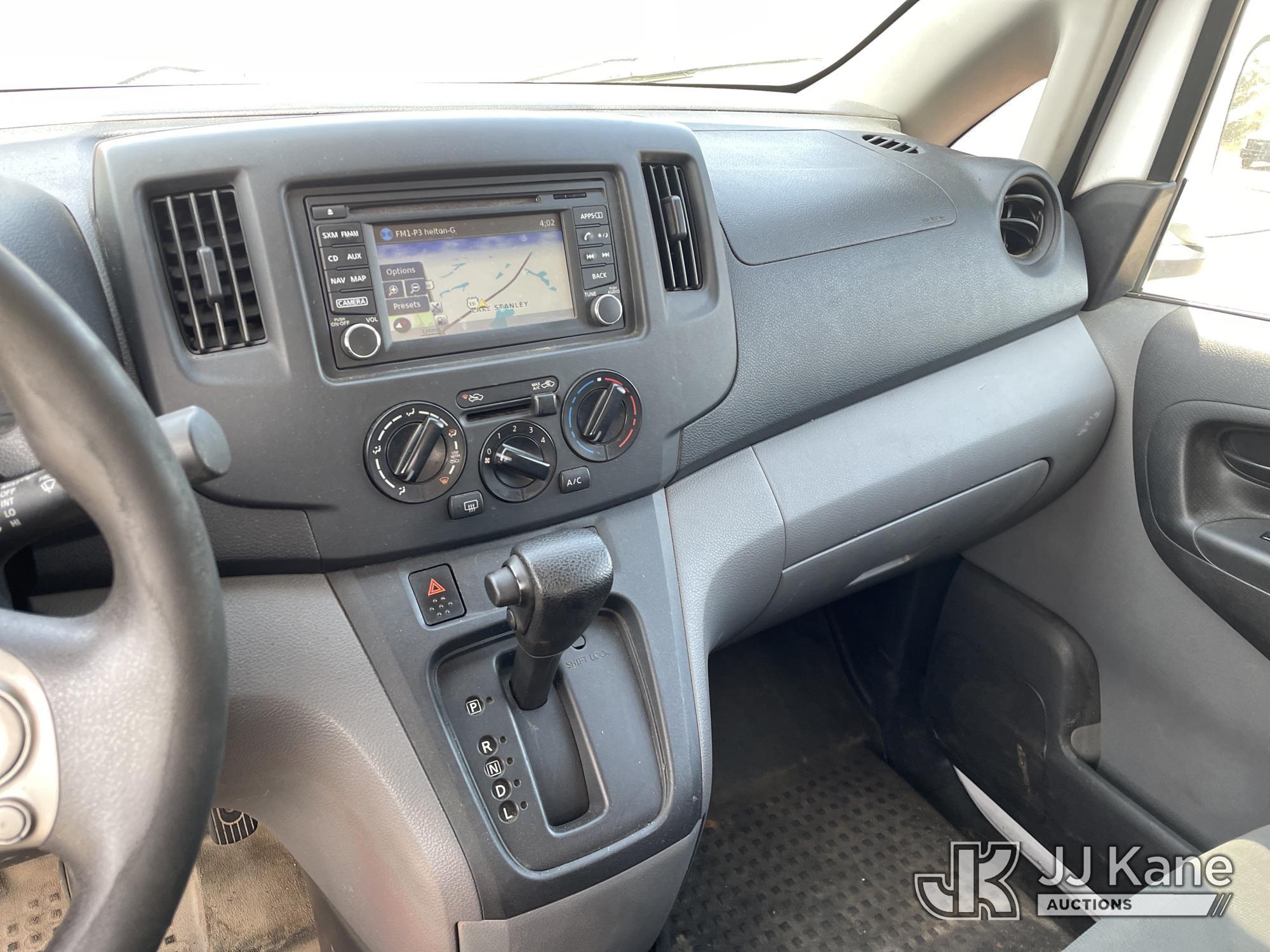 (Defuniak Springs, FL) 2015 Nissan NV200 Mini Cargo Van, (Utility Owned) Runs & Moves) (Paint Damage
