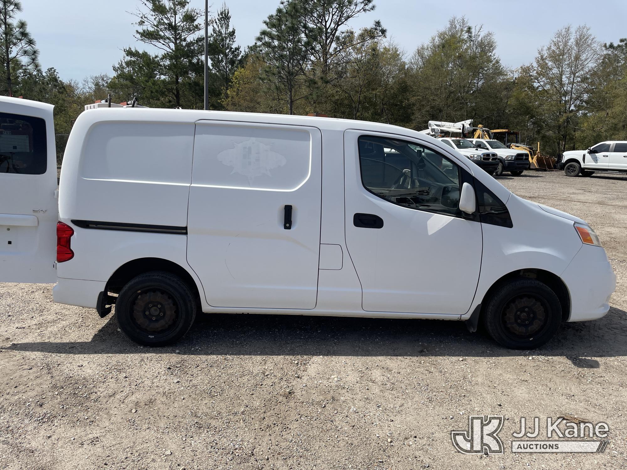 (Defuniak Springs, FL) 2015 Nissan NV200 Mini Cargo Van, (Utility Owned) Runs & Moves) (Paint Damage