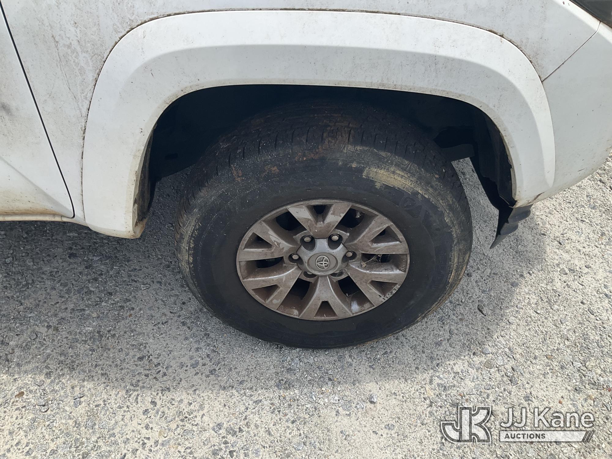 (Villa Rica, GA) 2018 Toyota Tacoma 4x4 Extended-Cab Pickup Truck Runs) (Intermittently Moves, Wreck