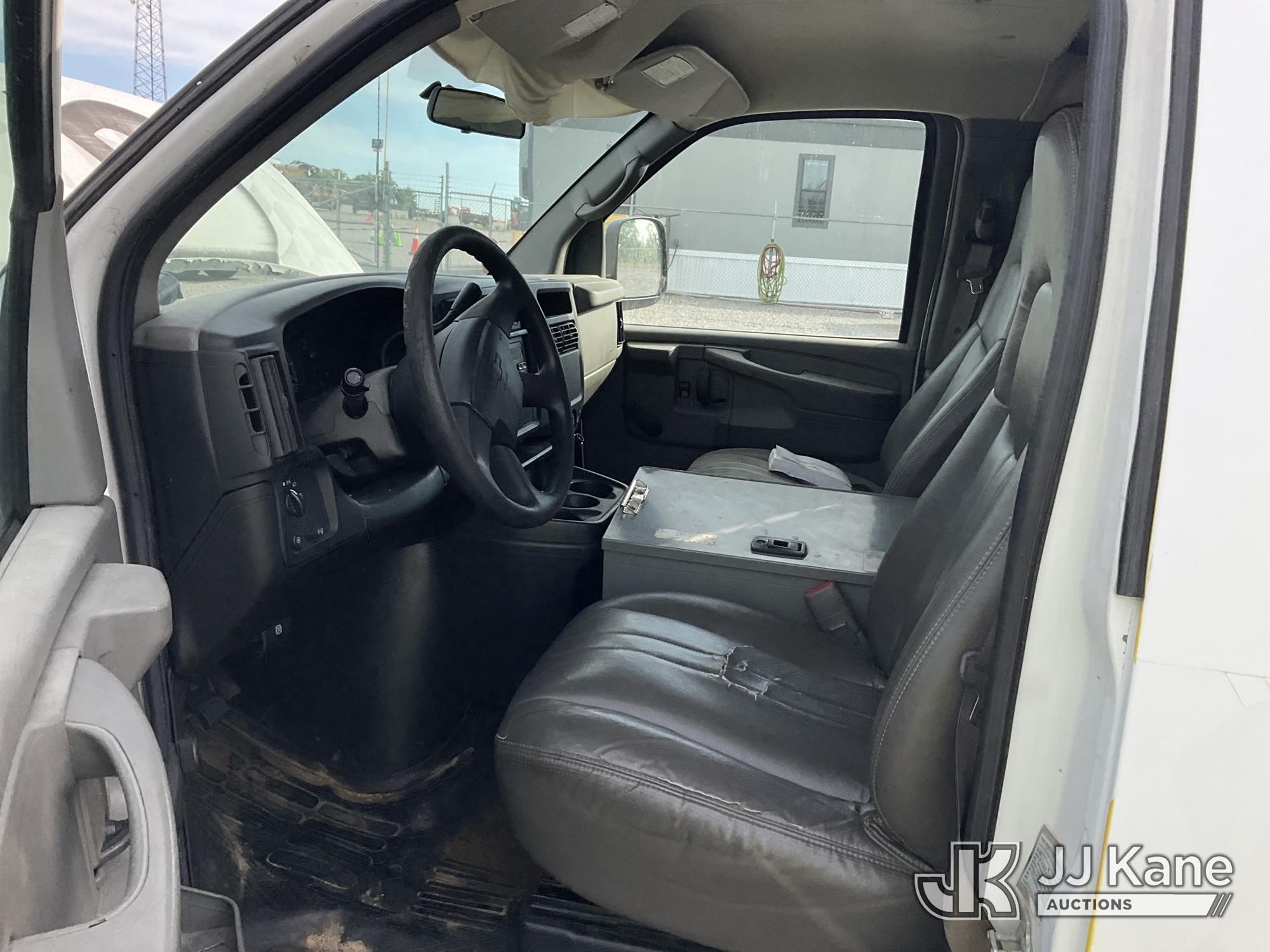 (Verona, KY) 2007 Chevrolet Express 2500 Cargo Van Not Running, Condition Unknown) (Side Doors Damag