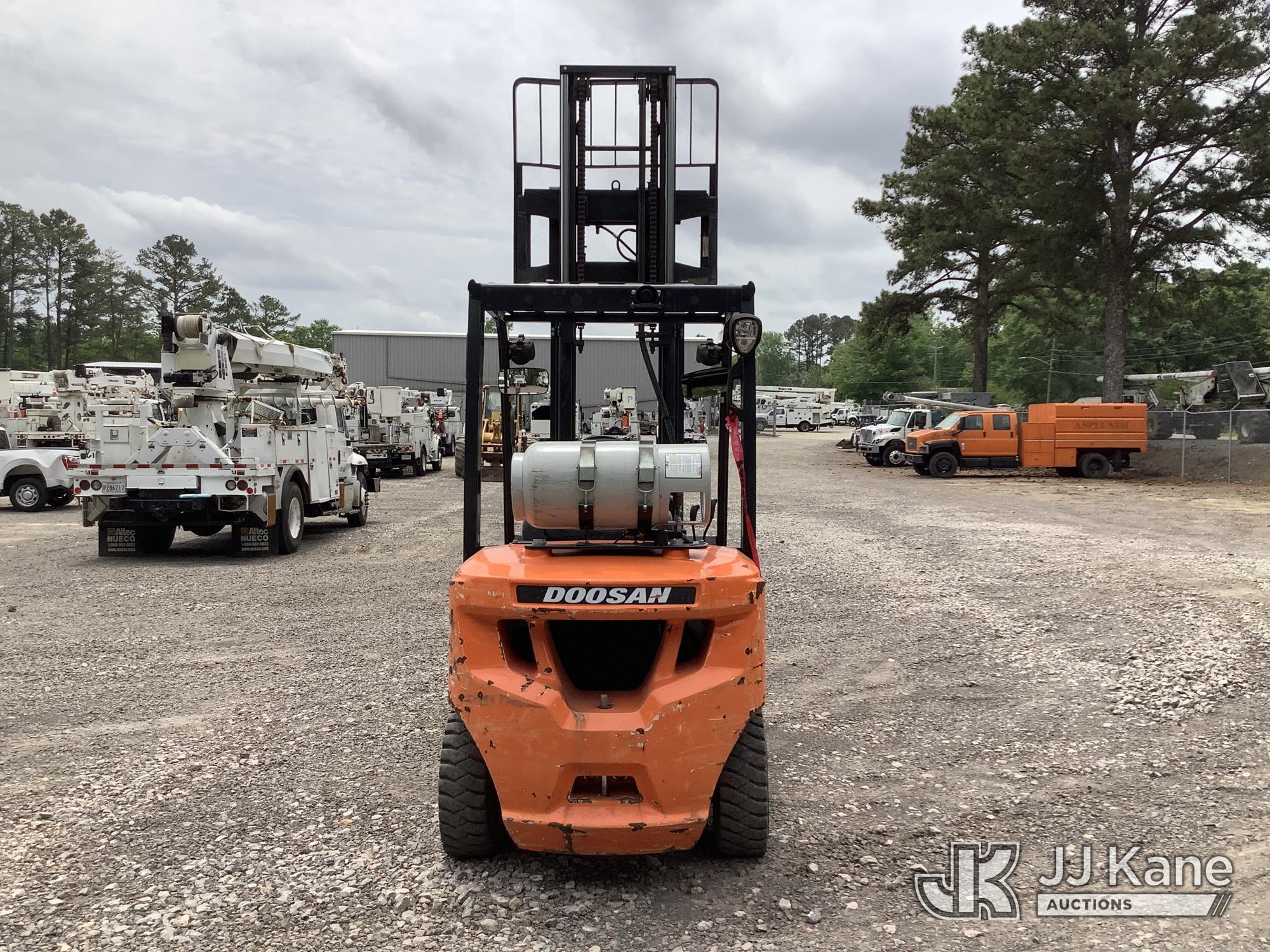 (Graysville, AL) 2018 Doosan G35C-7 Pneumatic Tired Forklift Runs, Moves & Operates) (Minor Body Dam