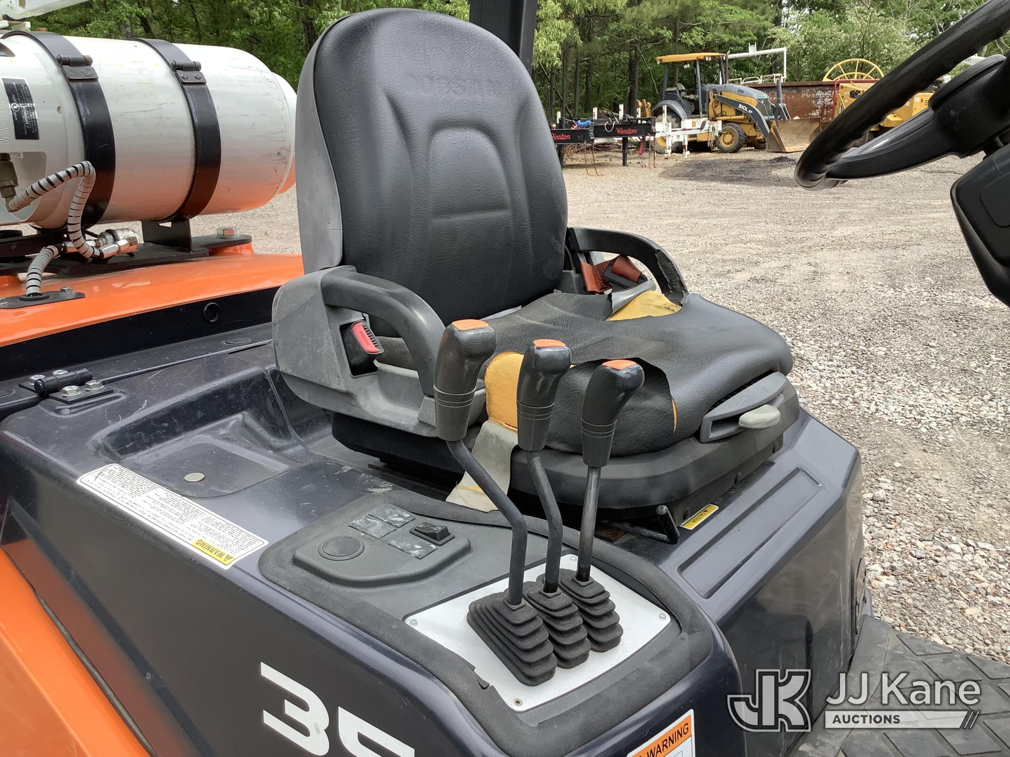 (Graysville, AL) 2018 Doosan G35C-7 Pneumatic Tired Forklift Runs, Moves & Operates) (Minor Body Dam