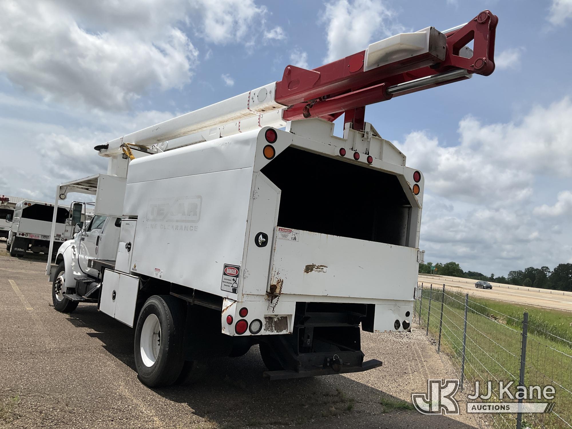 (Texarkana, AR) HiRanger XT55, Over-Center Bucket Truck mounted behind cab on 2009 Ford F750 Chipper
