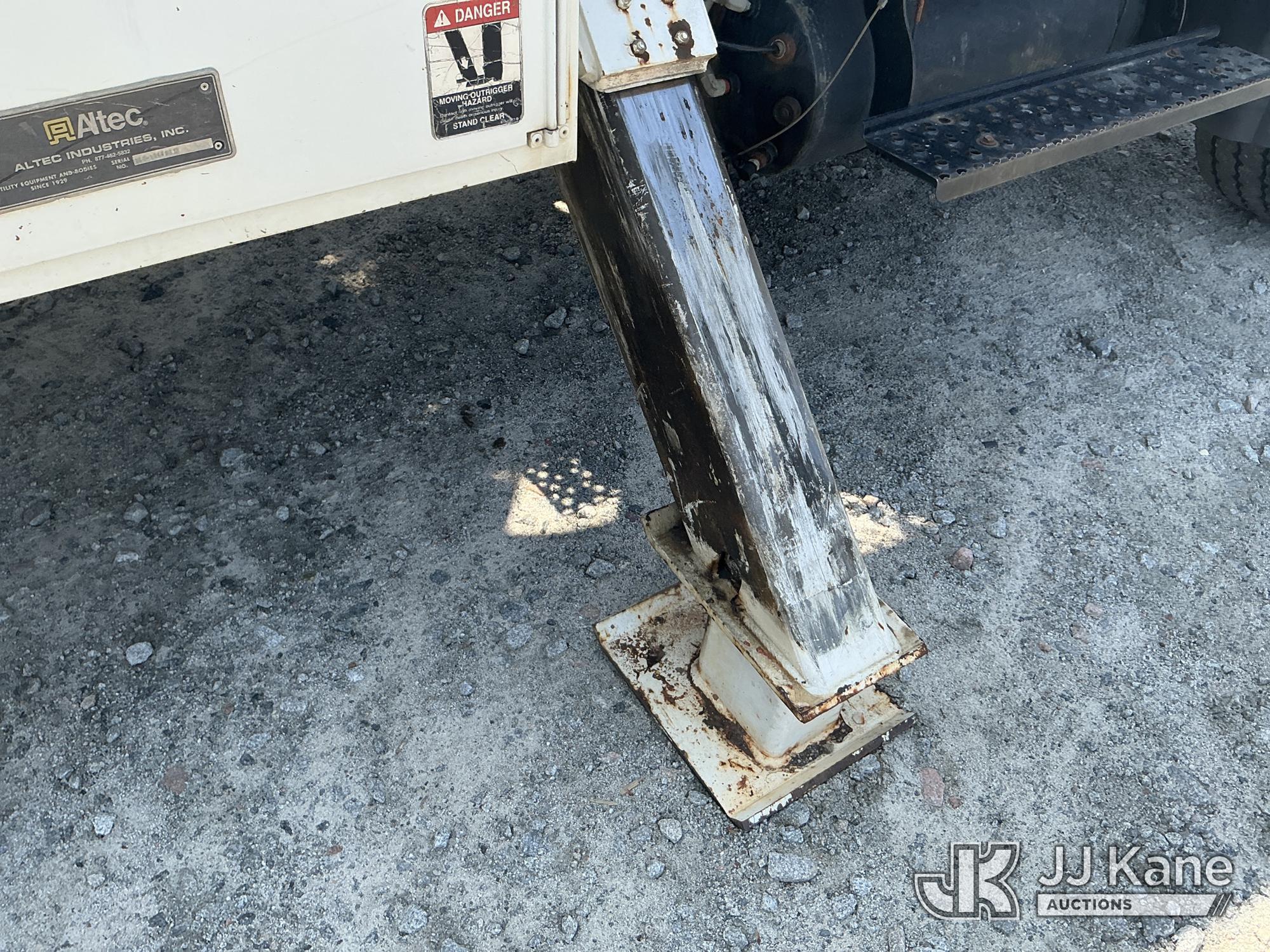 (Columbia, SC) Altec DM47-TR, Digger Derrick rear mounted on 2007 International 7300 4x4 Utility Tru