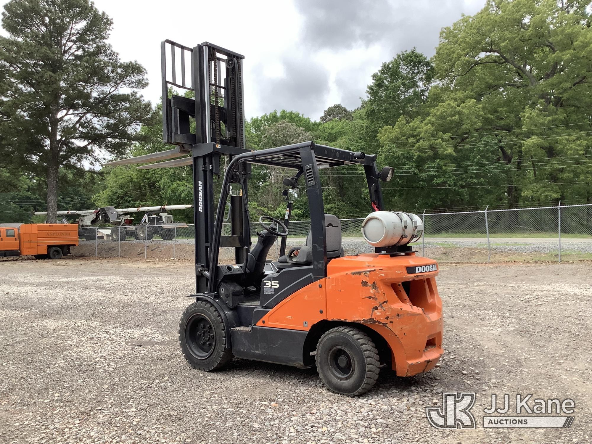 (Graysville, AL) 2018 Doosan G35C-7 Pneumatic Tired Forklift Runs, Moves & Operates) (Minor Body Dam