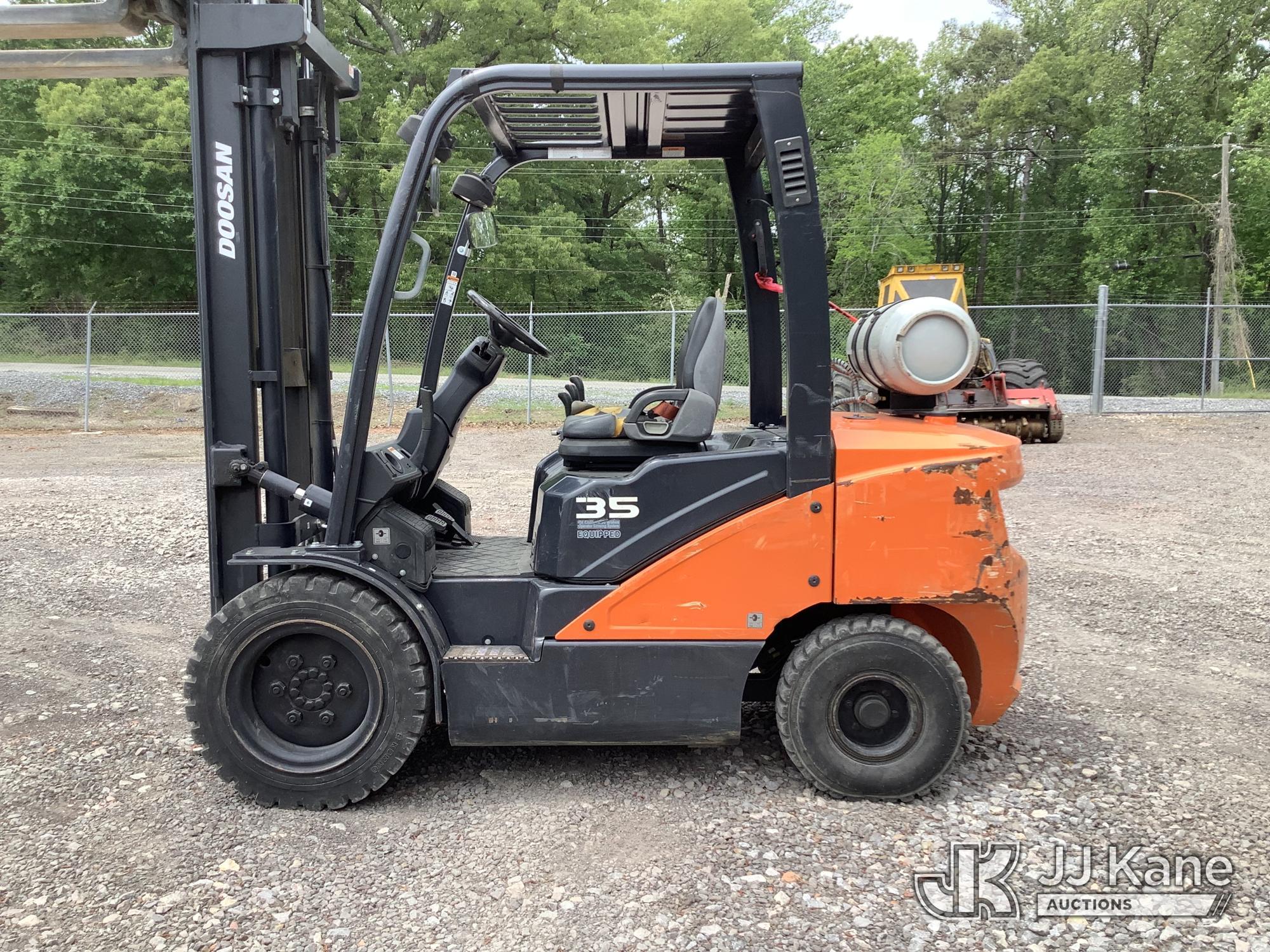 (Graysville, AL) 2018 Doosan G35C-7 Pneumatic Tired Forklift Runs, Moves & Operates) (Minor Body Dam