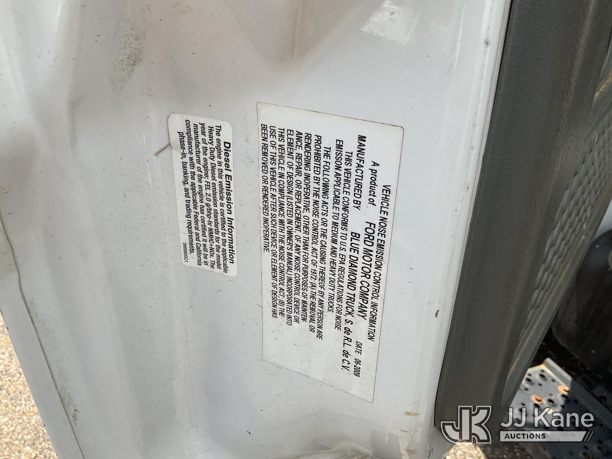 (Texarkana, AR) HiRanger XT55, Over-Center Bucket Truck mounted behind cab on 2009 Ford F750 Chipper