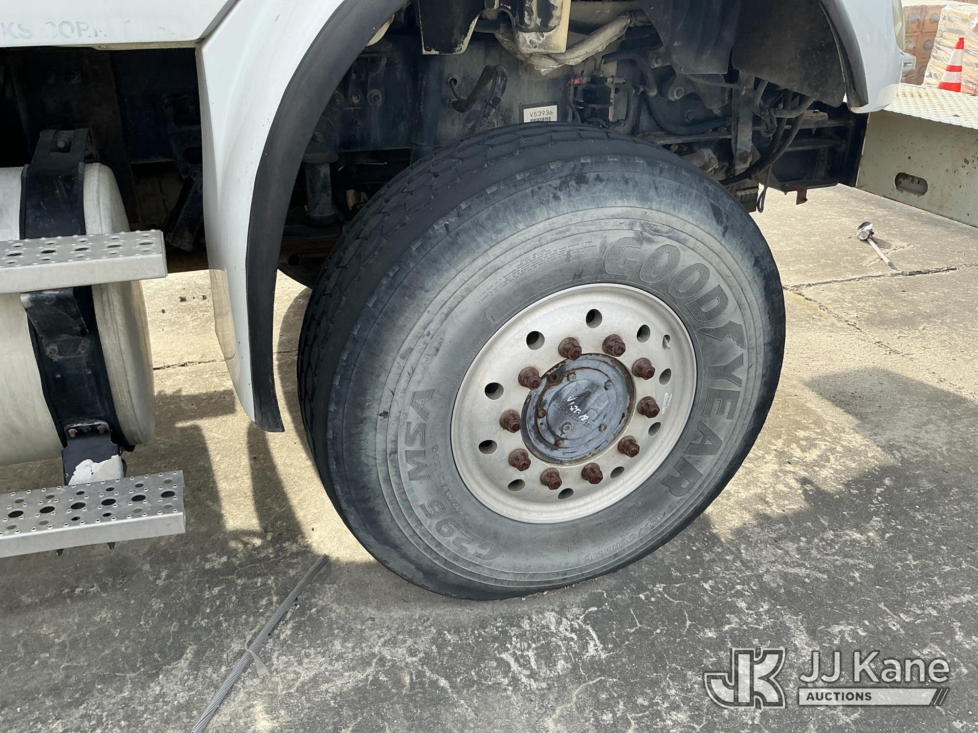 (Moncks Corner, SC) Altec AH100, Articulating & Telescopic Material Handling Bucket Truck rear mount