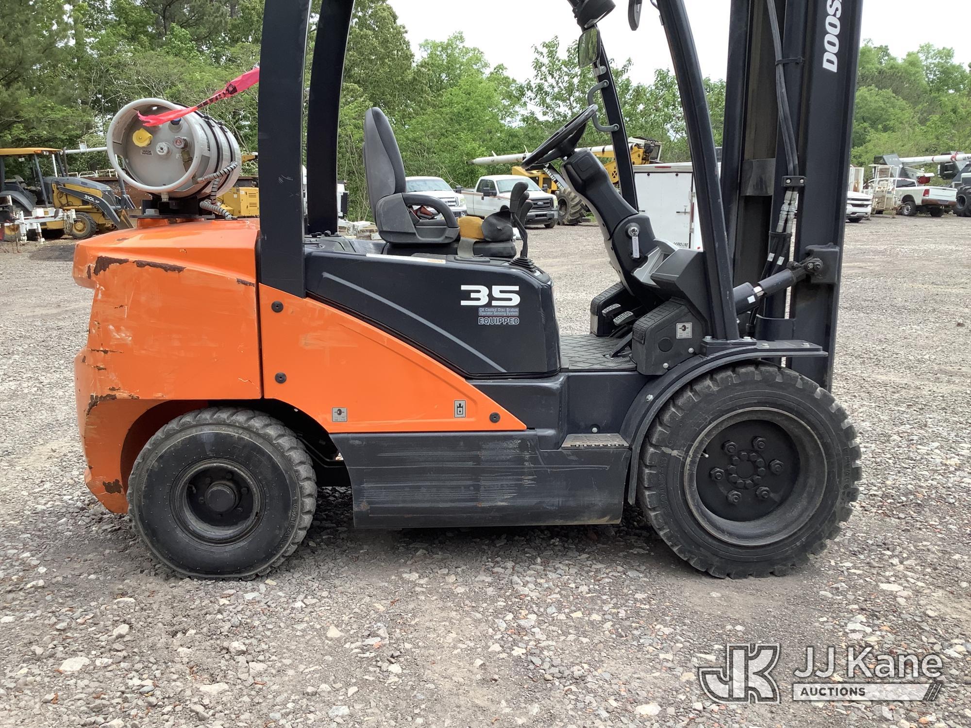 (Graysville, AL) 2018 Doosan G35C-7 Pneumatic Tired Forklift Runs, Moves & Operates) (Minor Body Dam