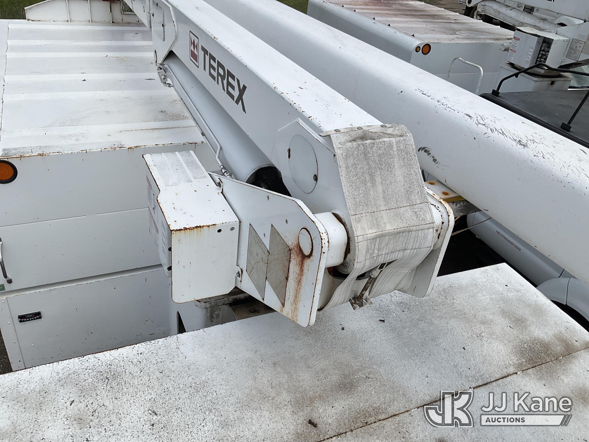 (Texarkana, AR) HiRanger XT55, Over-Center Bucket Truck mounted behind cab on 2009 Ford F750 Chipper