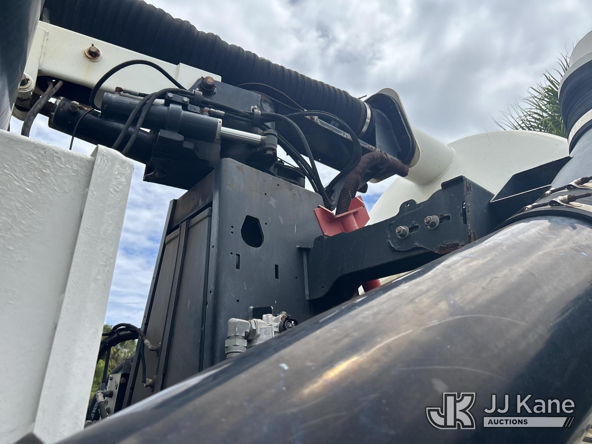 (West Palm Beach, FL) Vactor 2100, Vactor Unit mounted on 2013 International 7500 T/A Vacuum Excavat