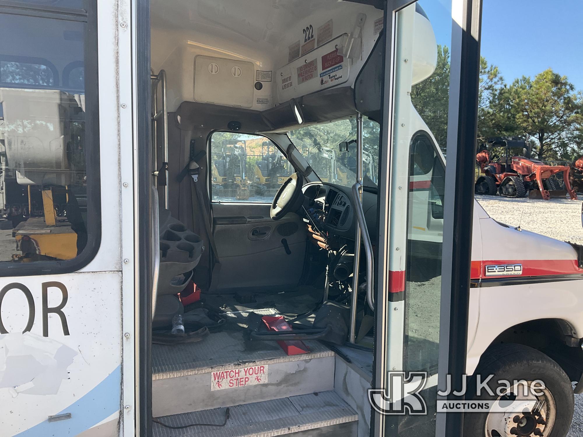 (Villa Rica, GA) 2006 Ford E350 Passenger Bus Not Running, Condition Unknown, Body/Paint Damage, Int