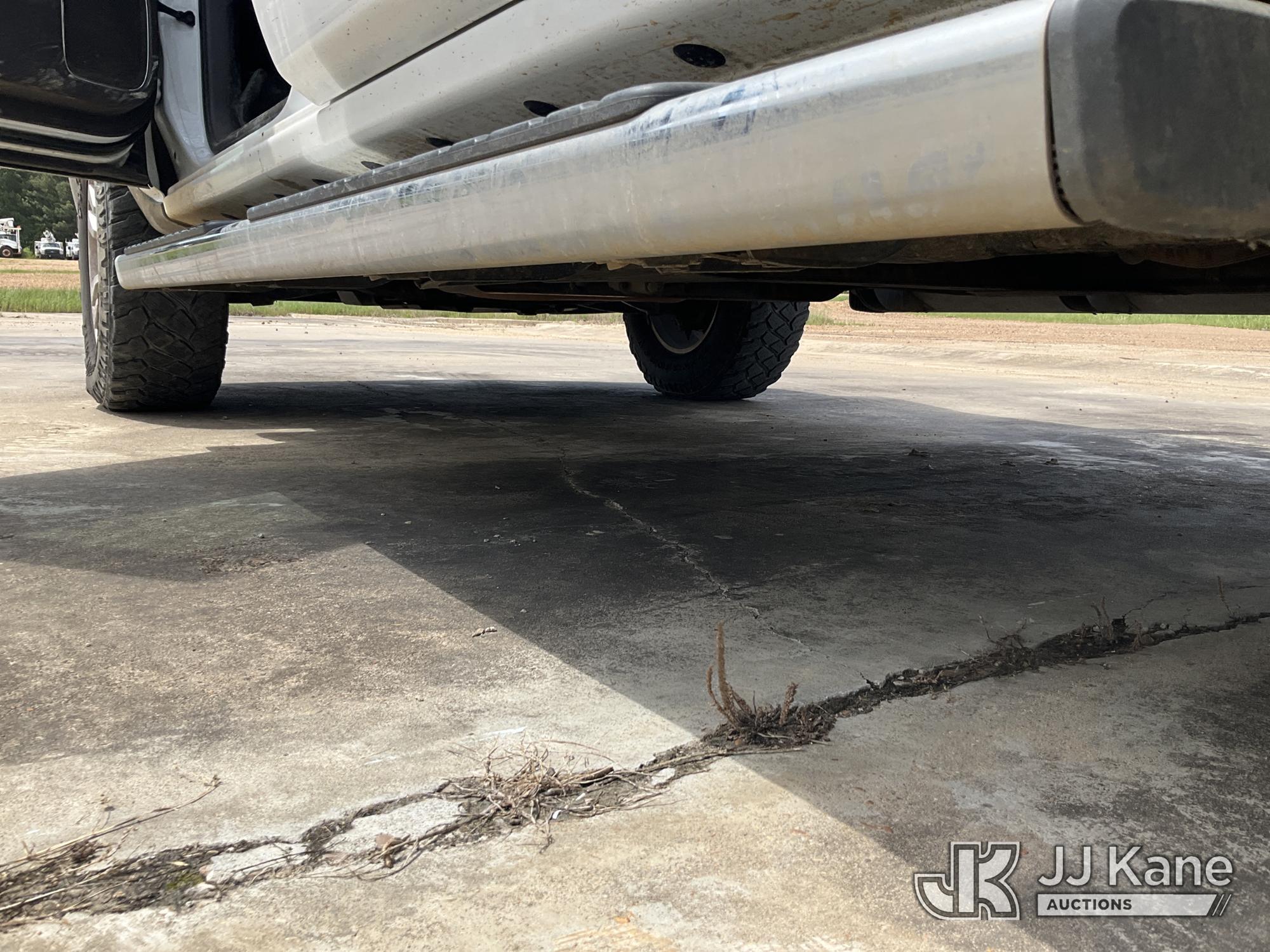 (Byram, MS) 2017 Chevrolet Silverado 1500 4x4 Crew-Cab Pickup Truck Runs & Moves) (Front Bumper Dama