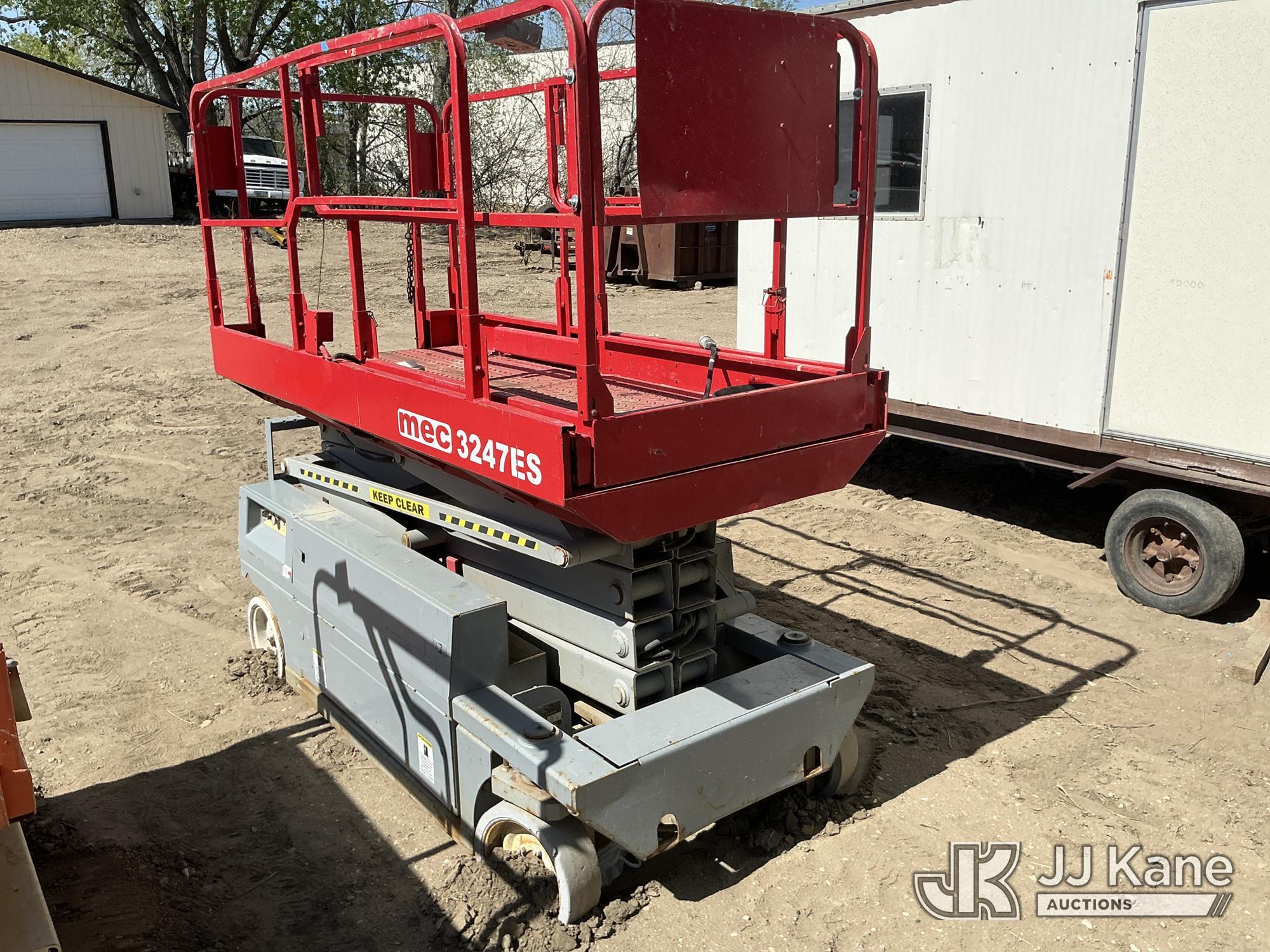 (Minot, ND) 2000 MEC 3247ES Self-Propelled Scissor Lift Condition Unknown
