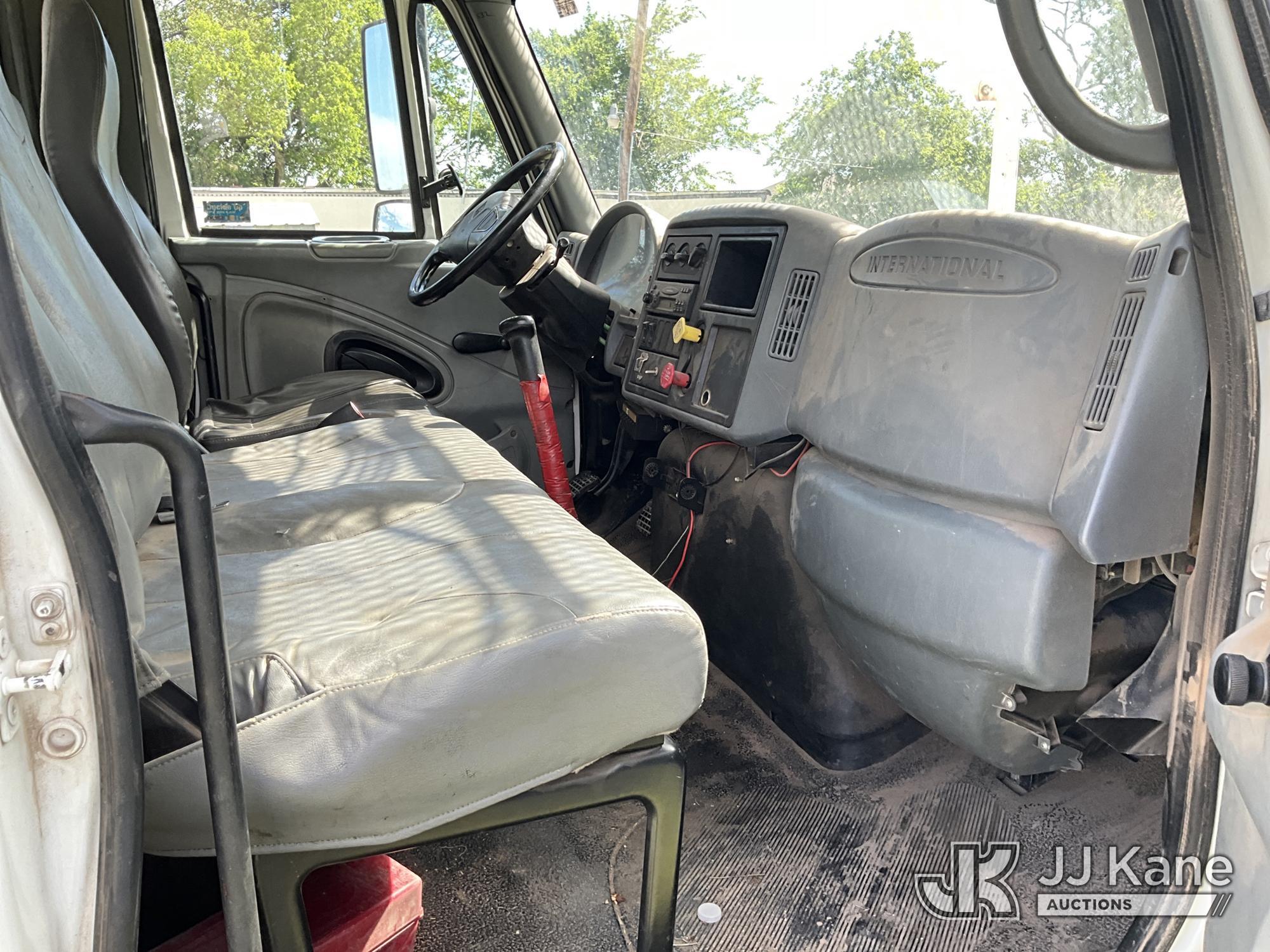 (Killeen, TX) HiRanger 5TC-55, Material Handling Bucket Truck rear mounted on 2006 International 730