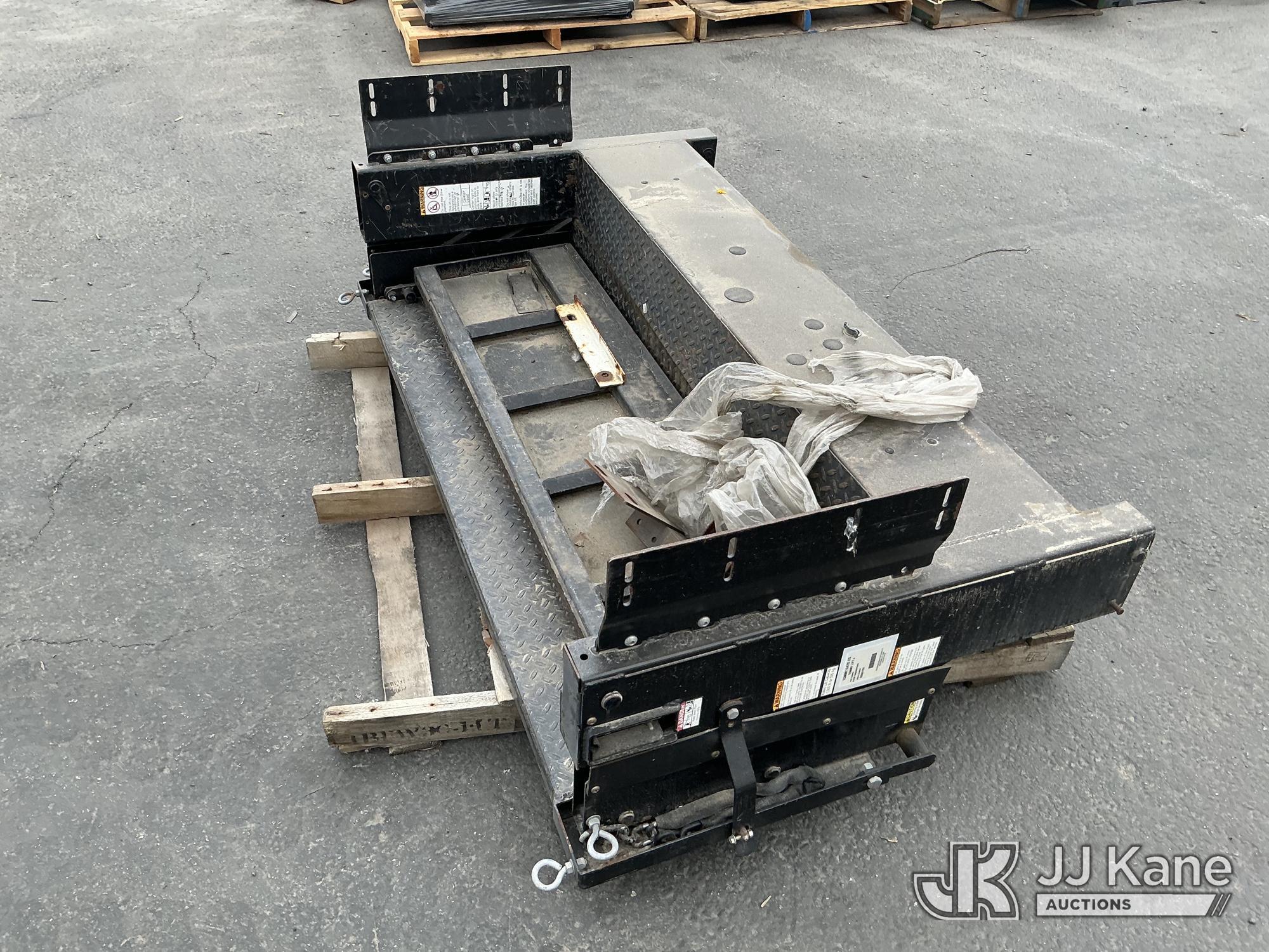 (Jurupa Valley, CA) Lift Gate (Used ) NOTE: This unit is being sold AS IS/WHERE IS via Timed Auction