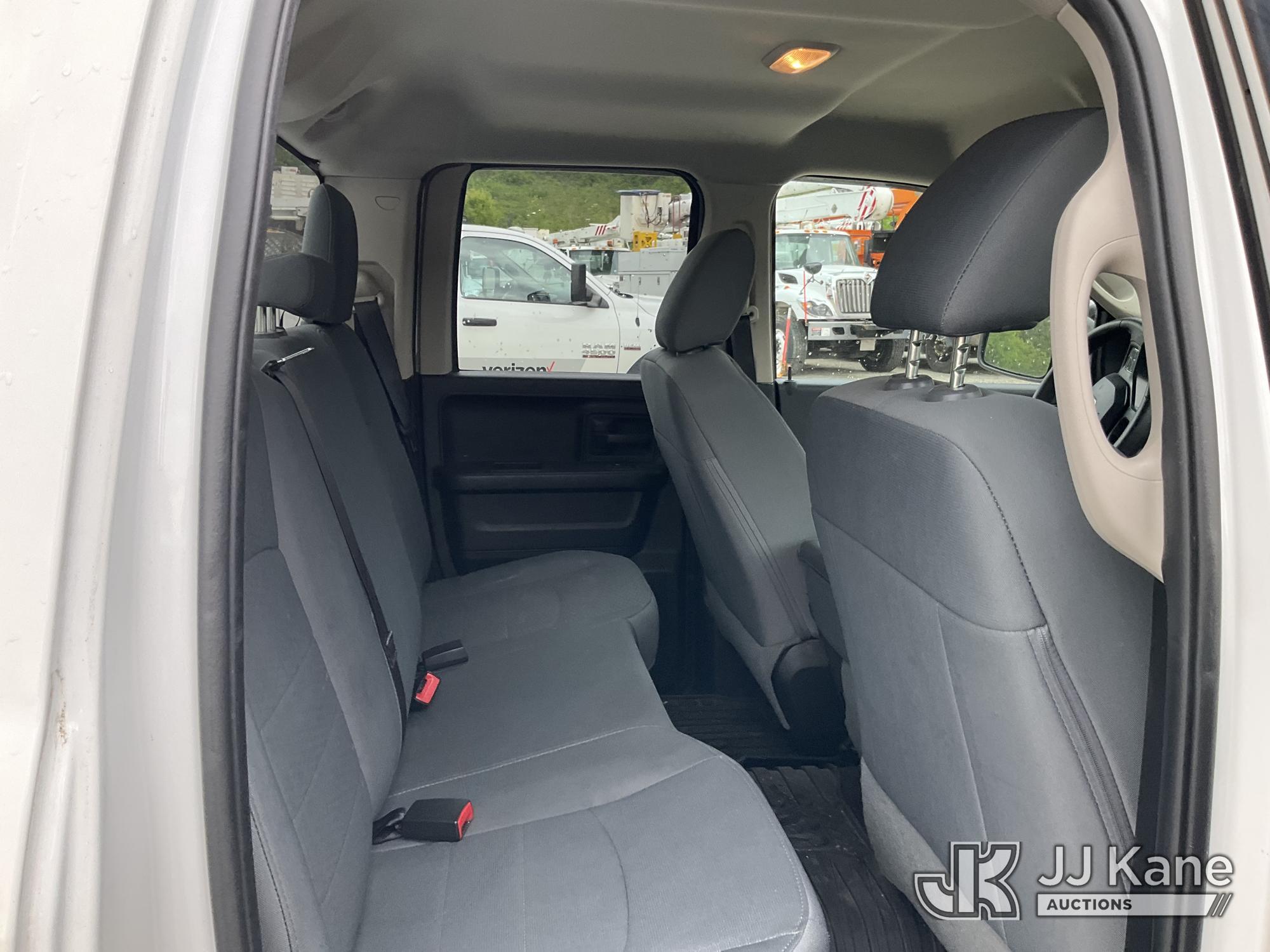 (Shrewsbury, MA) 2017 RAM 1500 4x4 Extended-Cab Pickup Truck Runs & Moves) (Damaged Drive side Taill