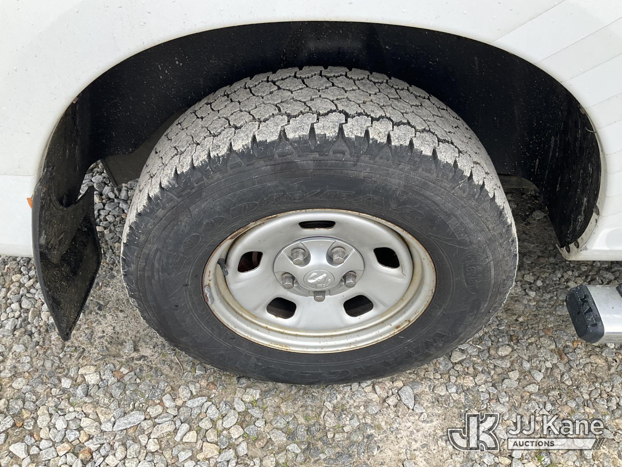 (Shrewsbury, MA) 2017 RAM 1500 4x4 Extended-Cab Pickup Truck Runs & Moves) (Damaged Drive side Taill