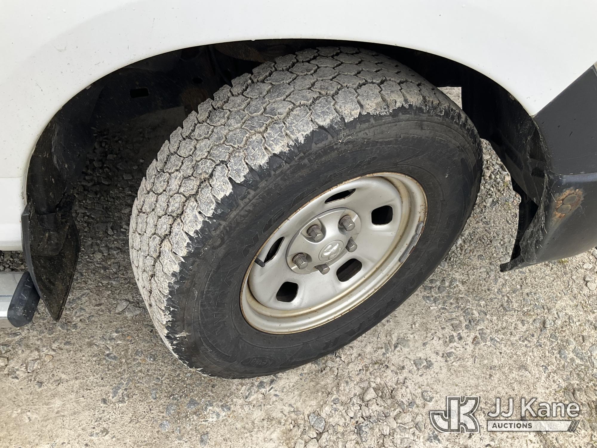(Shrewsbury, MA) 2017 RAM 1500 4x4 Extended-Cab Pickup Truck Runs & Moves) (Damaged Drive side Taill