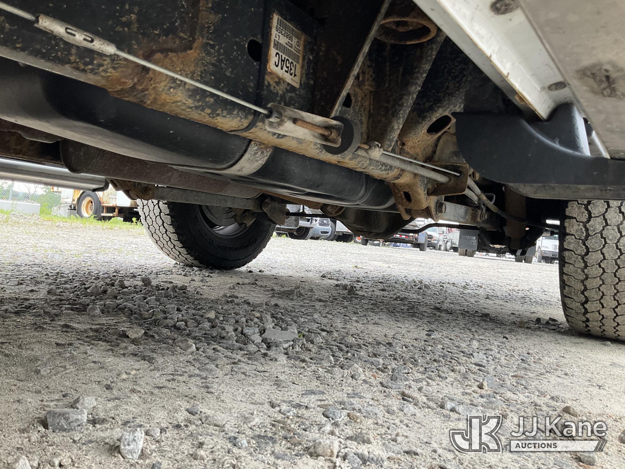 (Shrewsbury, MA) 2017 RAM 1500 4x4 Extended-Cab Pickup Truck Runs & Moves) (Damaged Drive side Taill