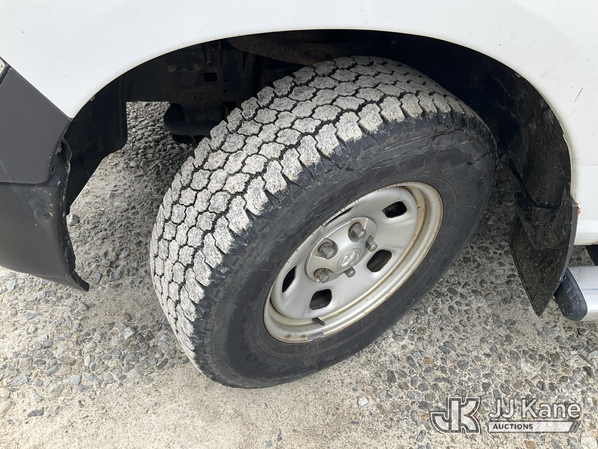 (Shrewsbury, MA) 2017 RAM 1500 4x4 Extended-Cab Pickup Truck Runs & Moves) (Damaged Drive side Taill