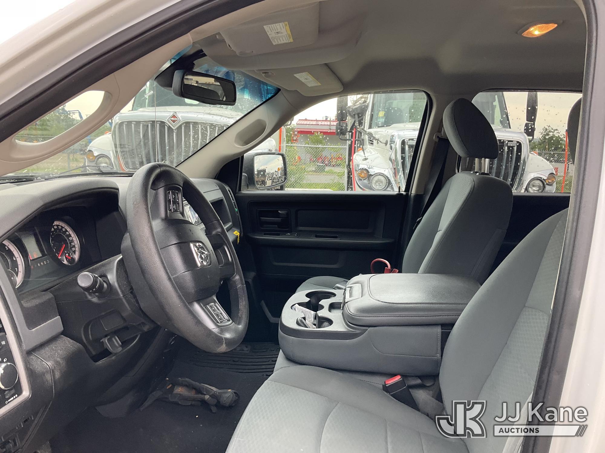 (Shrewsbury, MA) 2017 RAM 1500 4x4 Extended-Cab Pickup Truck Runs & Moves) (Damaged Drive side Taill